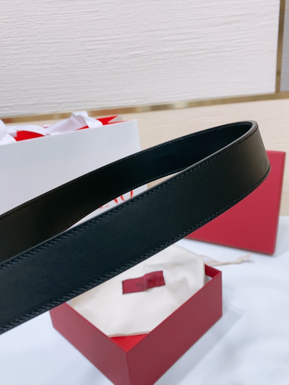 VLOGO SIGNATURE搭扣 亮面小牛皮腰带