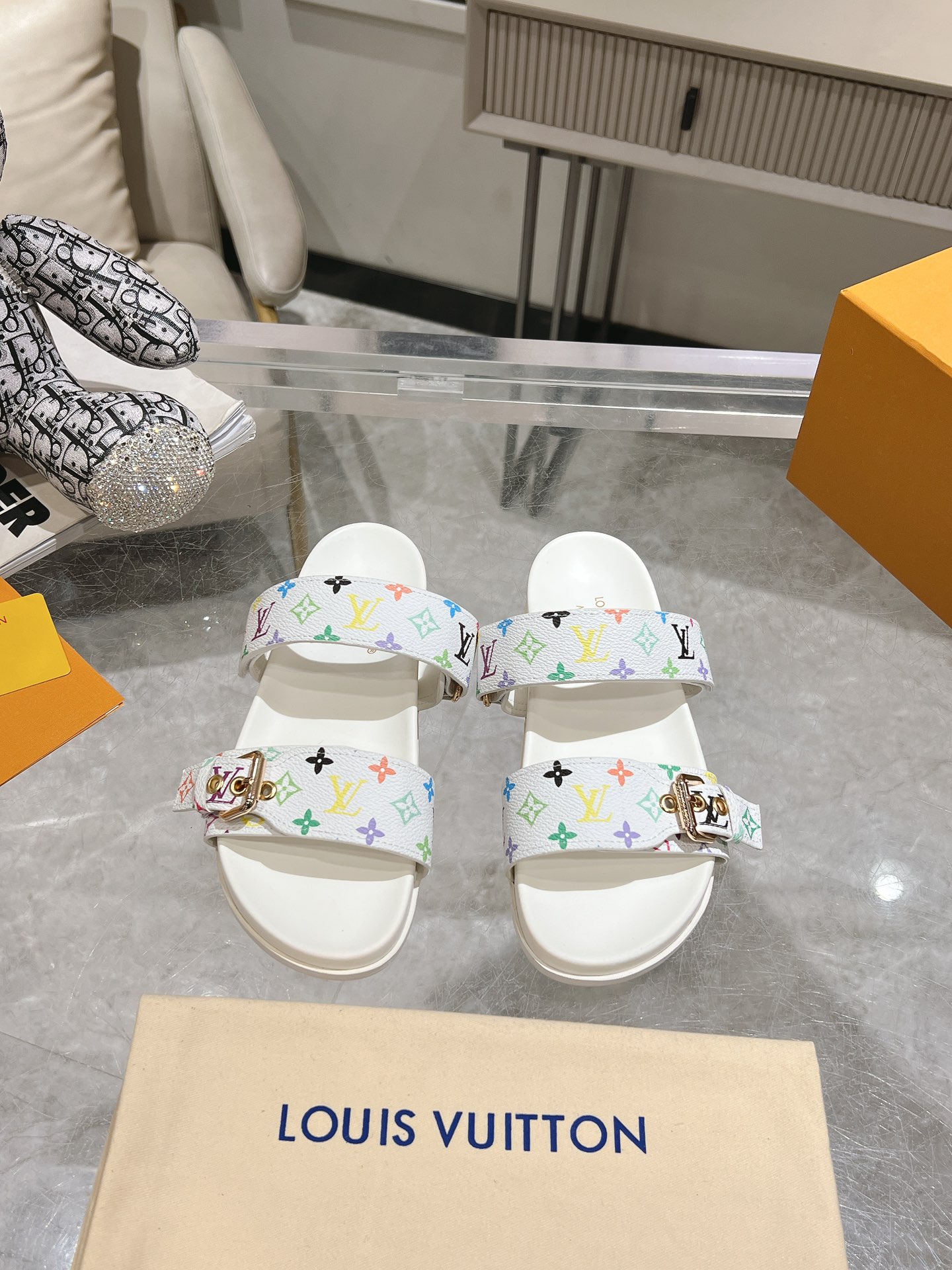 NO:406789,LV | Louis Vuitton 2025 Spring and Summer New Model, Top version, the original version is consistent, the counter is the latest model, new beach shoes, hard goods are on the new, purchasing level!  Full of high-end feeling!  A popular model from domestic and foreign bloggers, retro and fashionable, beautiful!  Official website main model★ ━━━━━━ t ━━━━━━━━━━━━━━━━━━━━━━━━━━━━━━━━━━━━━━━━━━━━━━━━━━━━━━━━─Original custom leather inner niulli outsole rubber pu combination high-end sole Shoe size: 35-45 (35-45 customization), slippers sandals, louis vuit19860909LV | 路易威登 2025春夏新款 顶级版本原版一致 专柜主打最新款 新款沙滩鞋 硬货上新 代购级别！高级感十足！国内外博主刷爆的一款,复古又时髦上脚美炸了！官网主推款★ ━━━━━ t ━━━━━ 鞋面原版订制皮料 内里牛里 大底橡胶pu组合高端大底 鞋码: 35-45（35-45定制）,拖鞋凉鞋,louis vuitton,louis vuitton,sandals,slippers,Women's Shoes