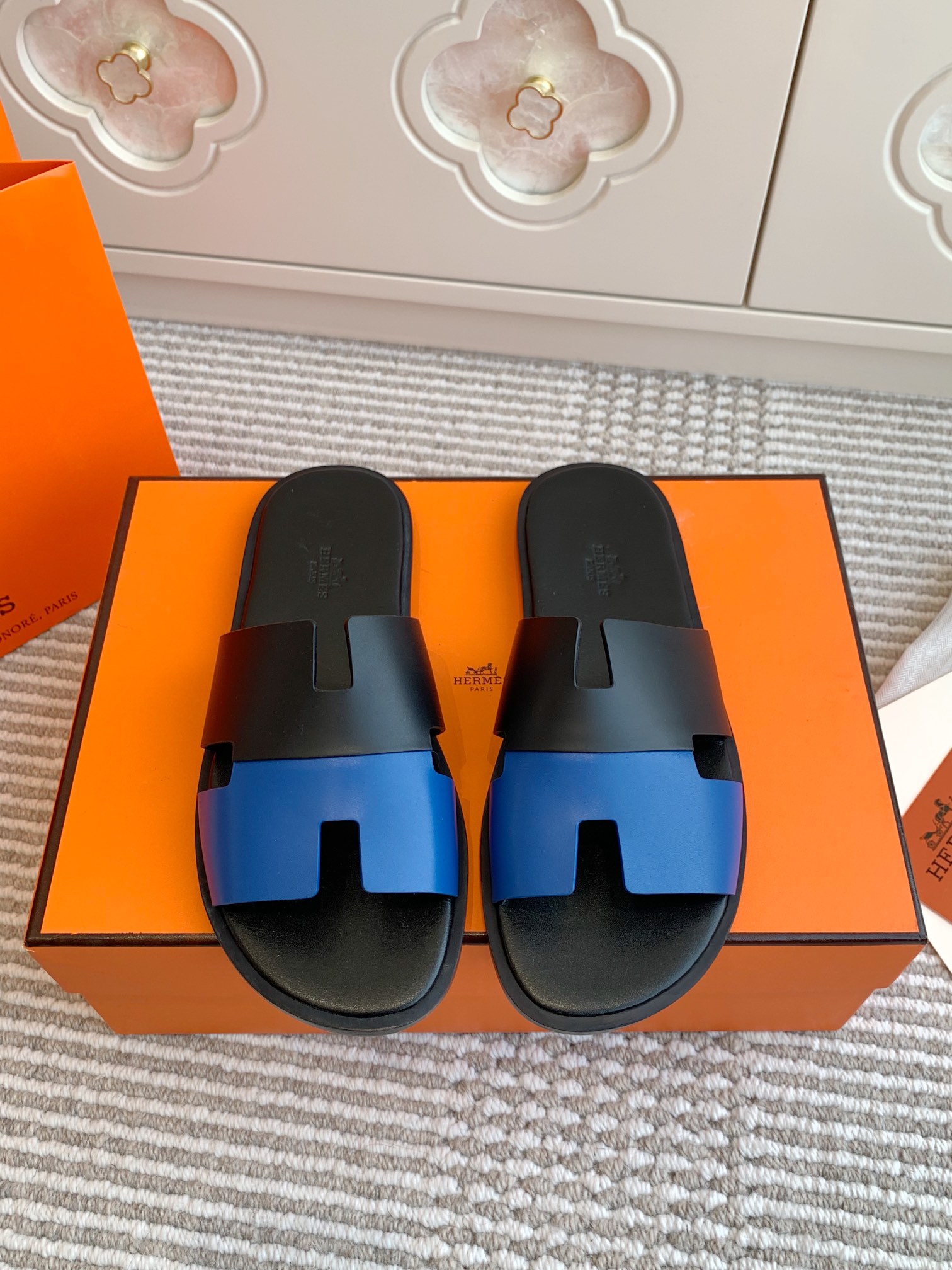 NO:169914,Batch Couple Hermes H Home Izmir Series Classic H Couple Sandals Top Quality Upper Imported Toe-layer Cowhide/Palm Cowhide Cowhide Inner Imported Leather Outsole Size35-45 Full Packaging, Slippers, Hermes, hermes, slippers, cowhide, Leather Soles19860909批 情侣 Hermes 爱马仕H家Izmir系列 经典H 情侣款凉拖鞋 顶级品质 鞋面进口头层牛皮/手掌纹牛皮 牛皮内里 进口真皮大底 size35-45全套包装,拖鞋,hermes,hermes,slippers,cowhide,Leather soles,Women's Shoes