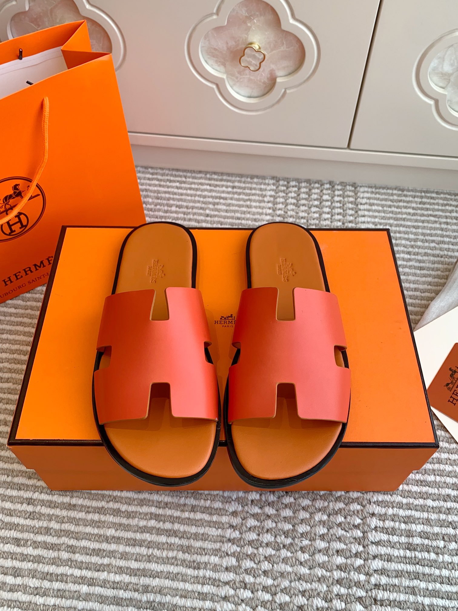 NO:169927,Batch Couple Hermes H Home Izmir Series Classic H Couple Sandals Top Quality Upper Imported Toe-layer Cowhide/Palm Cowhide Cowhide Inner Imported Leather Outsole Size35-45 Full Packaging, Slippers, Hermes, hermes, slippers, cowhide, Leather Soles19860909批 情侣 Hermes 爱马仕H家Izmir系列 经典H 情侣款凉拖鞋 顶级品质 鞋面进口头层牛皮/手掌纹牛皮 牛皮内里 进口真皮大底 size35-45全套包装,拖鞋,hermes,hermes,slippers,cowhide,Leather soles,Women's Shoes