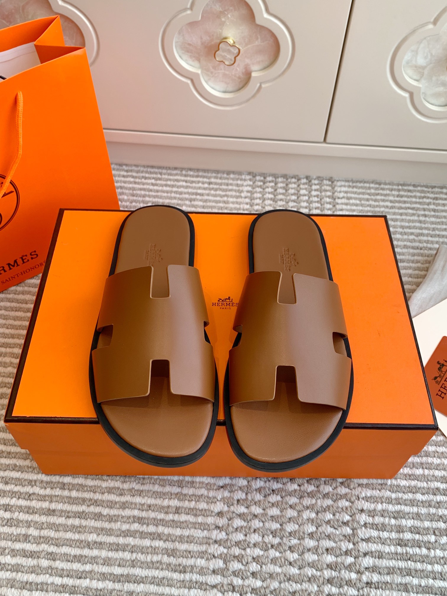 NO:169939,Batch Couple Hermes H Home Izmir Series Classic H Couple Sandals Top Quality Upper Imported Toe-layer Cowhide/Palm Cowhide Cowhide Inner Imported Leather Outsole Size35-45 Full Packaging, Slippers, Hermes, hermes, slippers, cowhide, Leather Soles19860909批 情侣 Hermes 爱马仕H家Izmir系列 经典H 情侣款凉拖鞋 顶级品质 鞋面进口头层牛皮/手掌纹牛皮 牛皮内里 进口真皮大底 size35-45全套包装,拖鞋,hermes,hermes,slippers,cowhide,Leather soles,Women's Shoes