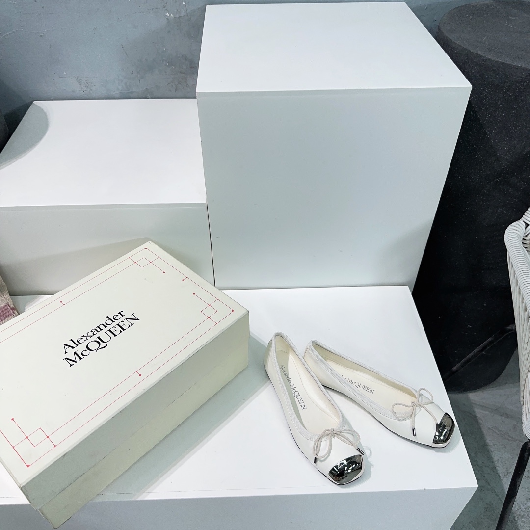 High Quality Alexander McQueen Ballet Shoes with Italian Leather and Iron Head Details - 图片 7