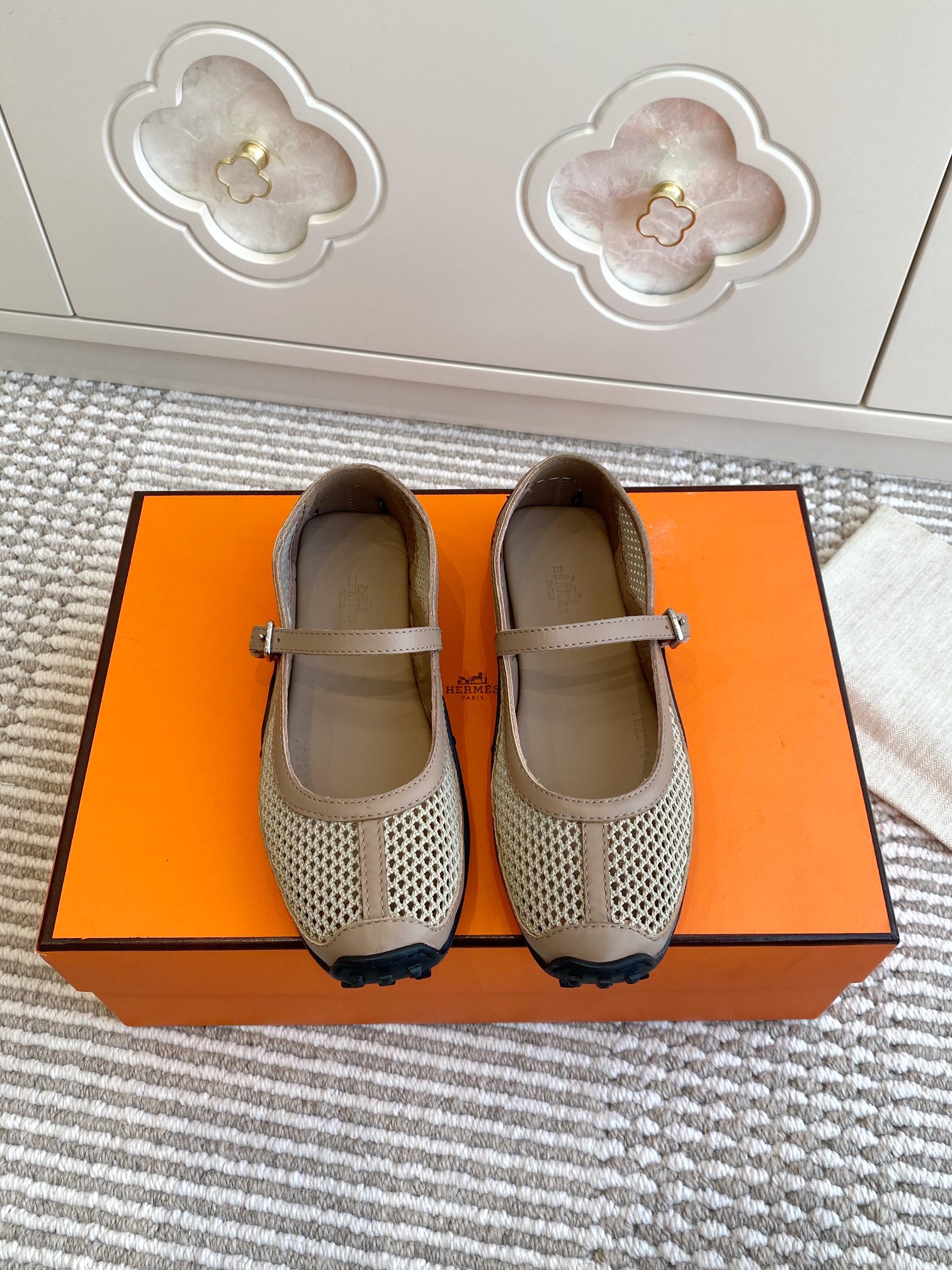 NO:164728,Hermes kichu series Mary Jane ballet shoes Top quality Crochet and calfskin ballet shoes, with classic Medor rivets sole. Stylish and retro geometric design, creating a comfortable and avant-garde style. Original open mold non-slip rivet outsole size35-39 (customized for 40/41, no return or exchange), ballet shoes, hermes, hermes, mary jane, cowhide19860909批 Hermes爱马仕kichu系列玛丽珍芭蕾舞鞋 顶级品质 钩针编织和小牛皮芭蕾舞鞋,鞋底饰有经典Medor铆钉. 时尚而复古的几何图形设计,打造舒适前卫风格. 原版开模防滑铆钉大底 size35-39（40/41定做不退换）,芭蕾舞鞋,hermes,hermes,mary jane,cowhide,Women's Shoes