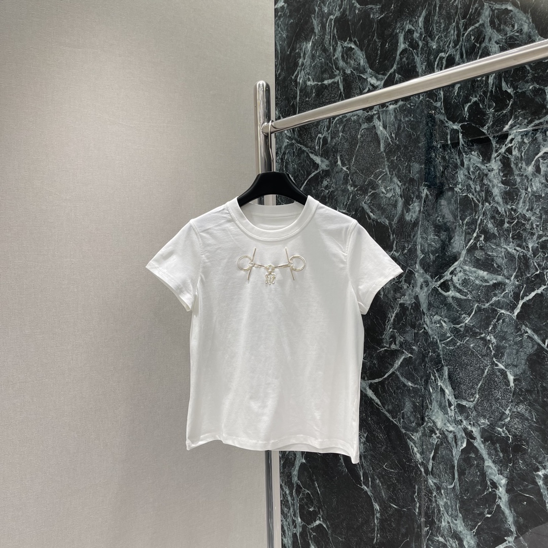 2025 Spring Collection: Elegant Women’s Clothing with Airy Contours and Soft Fabrics - 图片 1