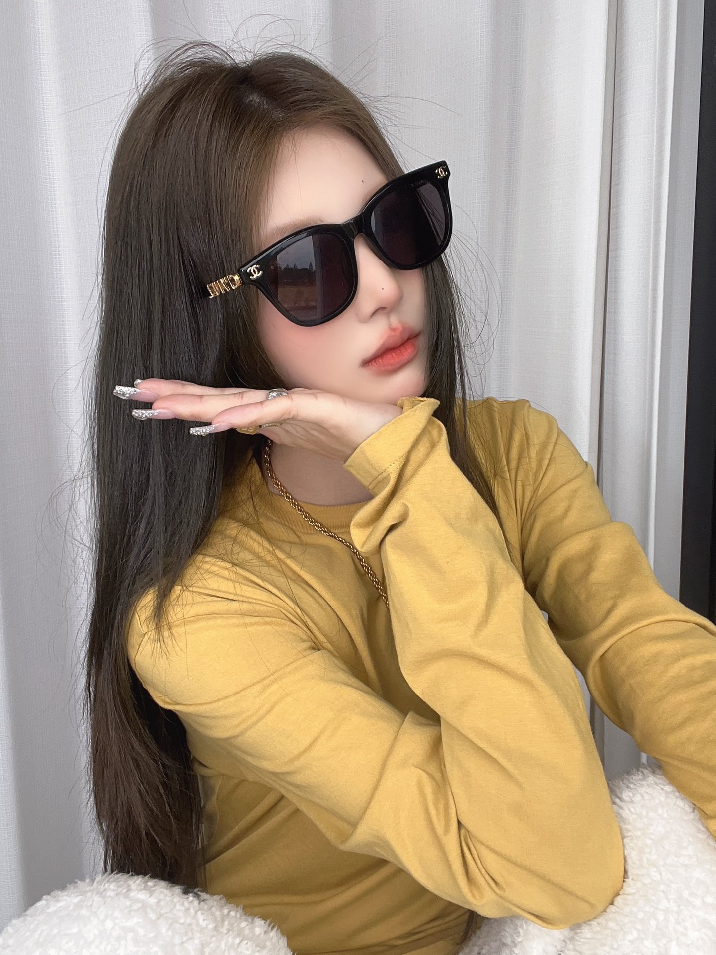  CHANE*  上脸图
百搭一体镜片搭配不规则字母配饰
简约而不简单 上脸效果不要太好看
Mod：68
