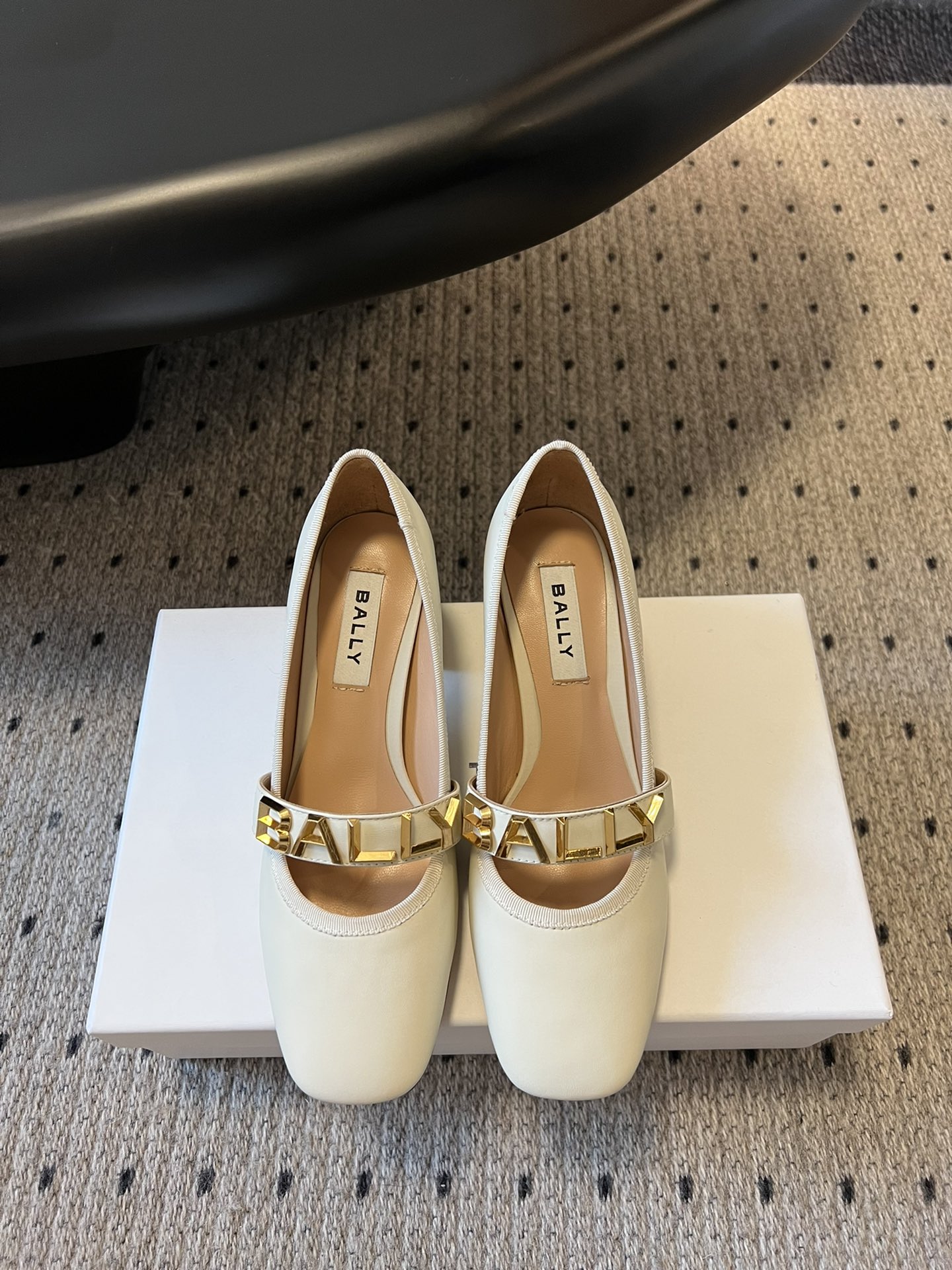 NO:174403,Dongguan Purchase Grade Bally official website synchronized, 2025 spring and summer new style, fashionable thick heel flat-soled Malizhen logo letter single shoes, catwalk ballet shoes. The style is novel and unique, with a square head design. It is equipped with Bally letter buckle design to highlight the brand logo. The upper is soft and comfortable with mixed-bred sheepskin, and the flat and thick heel design allows you to choose at will!  Imported mixed-bred sheepskin fabric, inner foot pad water dyed sheepskin, soft and delicate Italian leather outsole, high flat sole / 5cm size 35-40 (40 custom made without return and exchange), single shoes, sheepskin, Leather soles19860909东莞代购级批 Bally 官网同步,2025春夏新款,时尚粗跟平底马丽珍logo 字母单鞋,走秀款芭蕾舞鞋 款式新颖别致,采用方形头型设计 配以Bally 字母扣搭设计突出品牌标识,鞋面采用混子混种羊皮柔软舒适,平底和粗跟的设计,让你任意选择！ 面料进口混种羊皮 内里垫脚水染羊皮,柔软细腻 意大利真皮大底 跟高平底 /5cm 码数35-40（40定制不退换）,单鞋,sheepskin,Leather soles,Women's Shoes