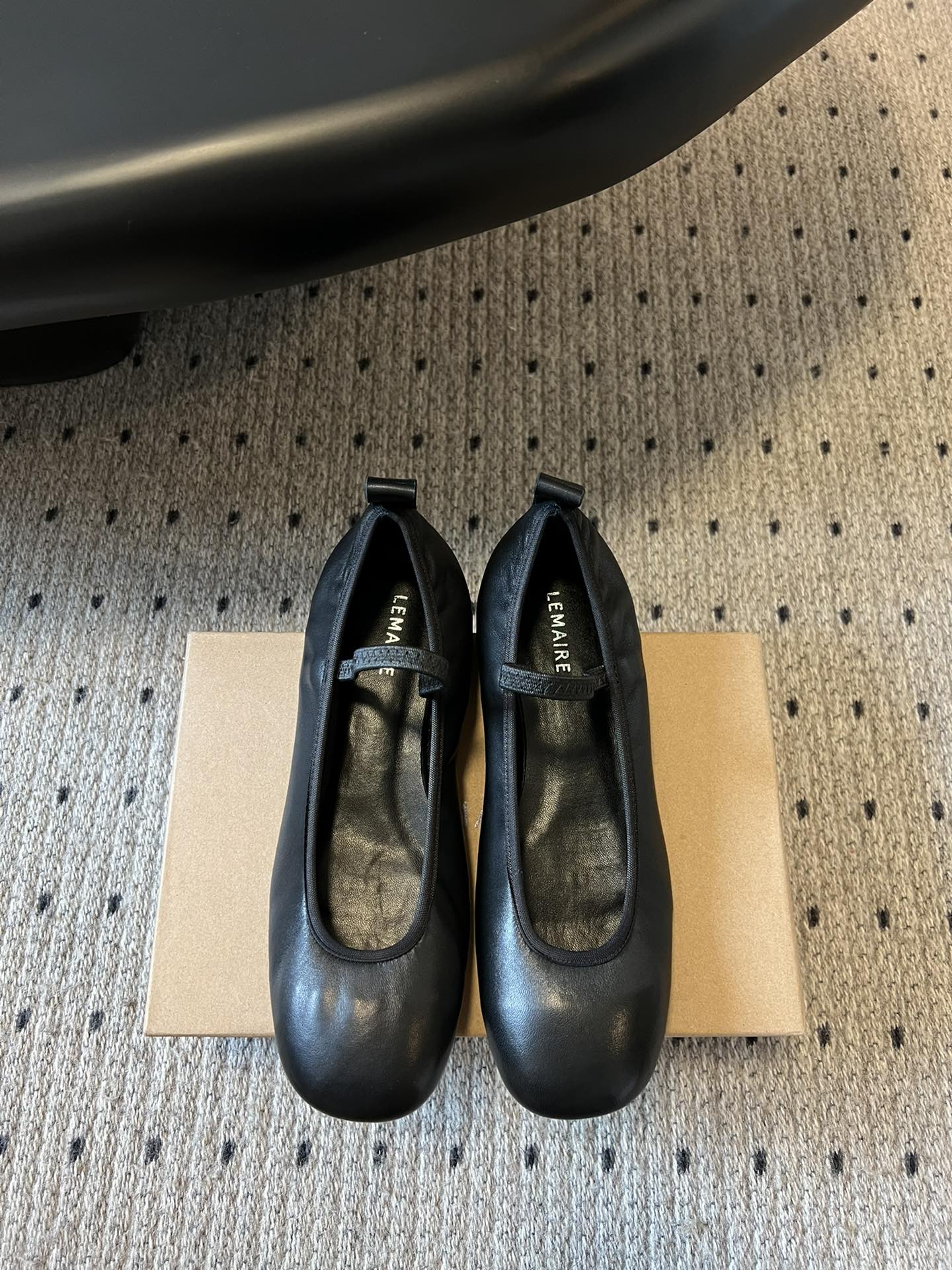
LEMAIR* 25ss绝美芭蕾舞鞋

上脚真的超级舒适  低调简约又不失高级 随意慵懒 小鸡黄色也好