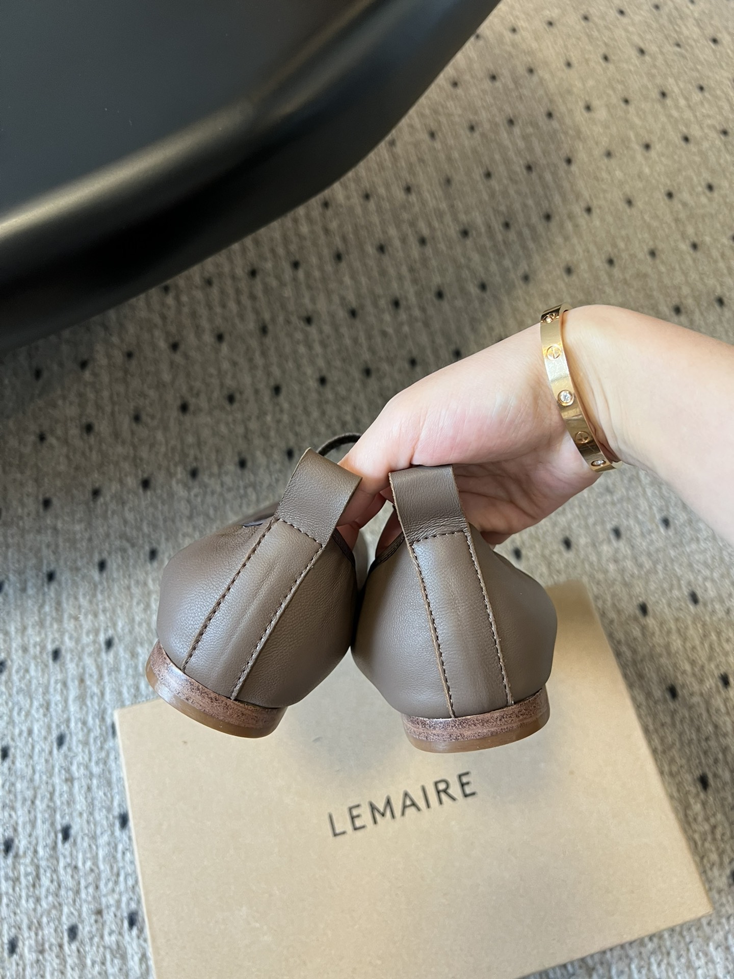 
LEMAIR* 25ss绝美芭蕾舞鞋

上脚真的超级舒适  低调简约又不失高级 随意慵懒 小鸡黄色也好