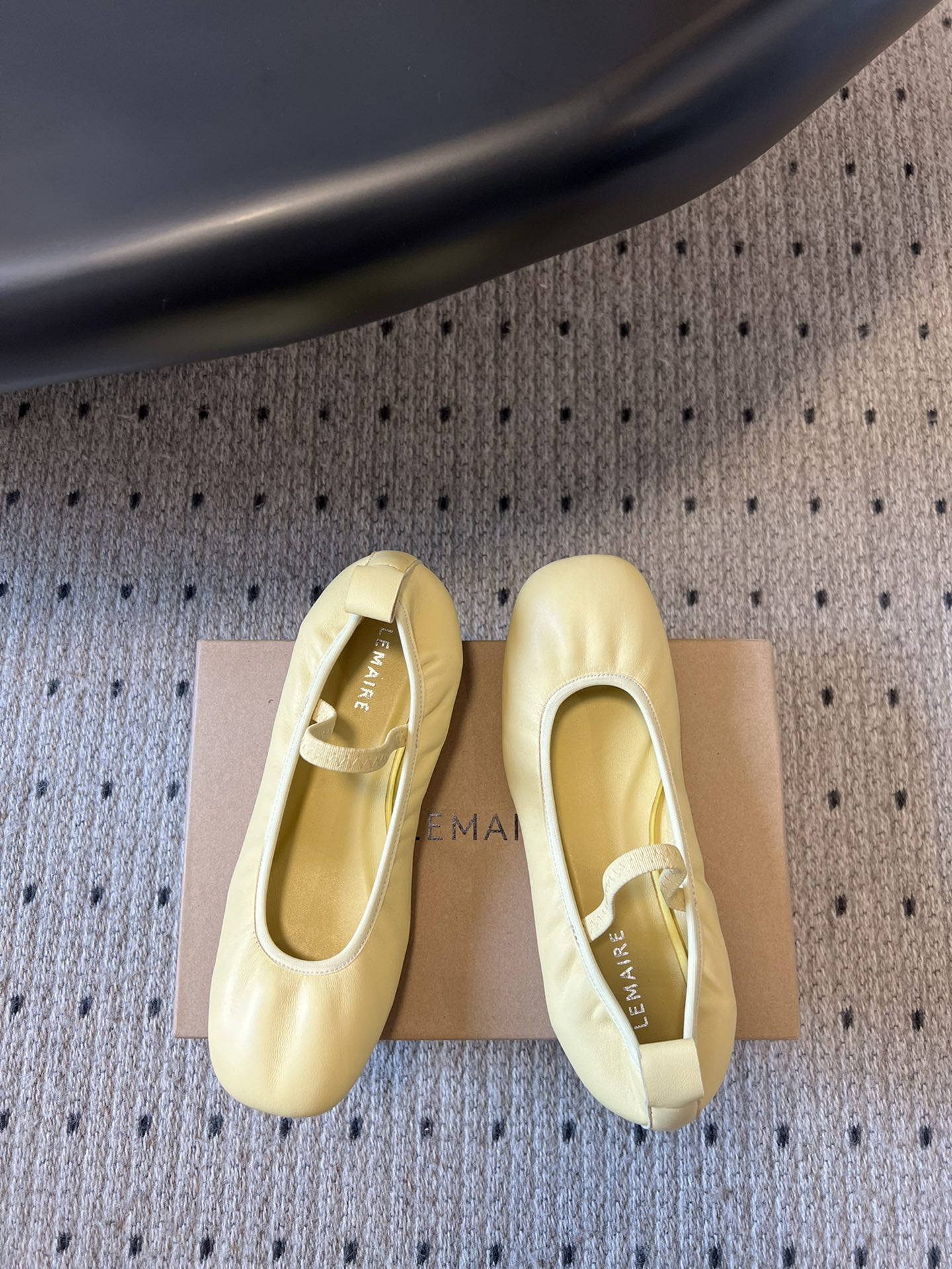 
LEMAIR* 25ss绝美芭蕾舞鞋

上脚真的超级舒适  低调简约又不失高级 随意慵懒 小鸡黄色也好