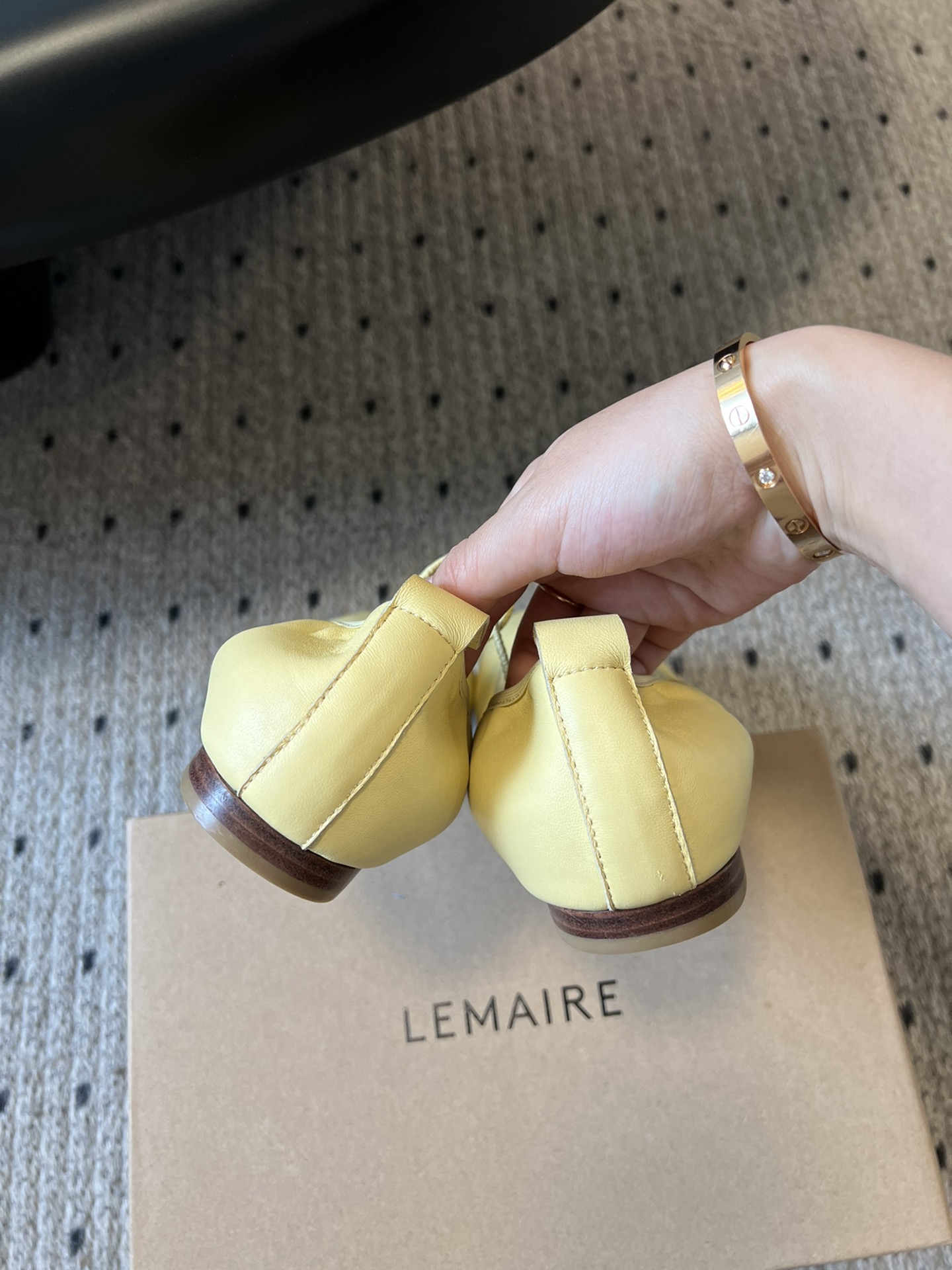 
LEMAIR* 25ss绝美芭蕾舞鞋

上脚真的超级舒适  低调简约又不失高级 随意慵懒 小鸡黄色也好