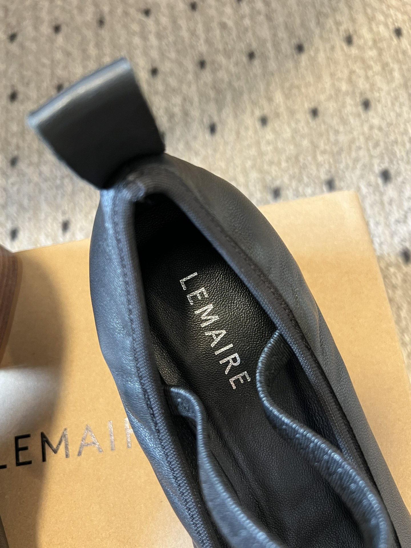 
LEMAIR* 25ss绝美芭蕾舞鞋

上脚真的超级舒适  低调简约又不失高级 随意慵懒 小鸡黄色也好