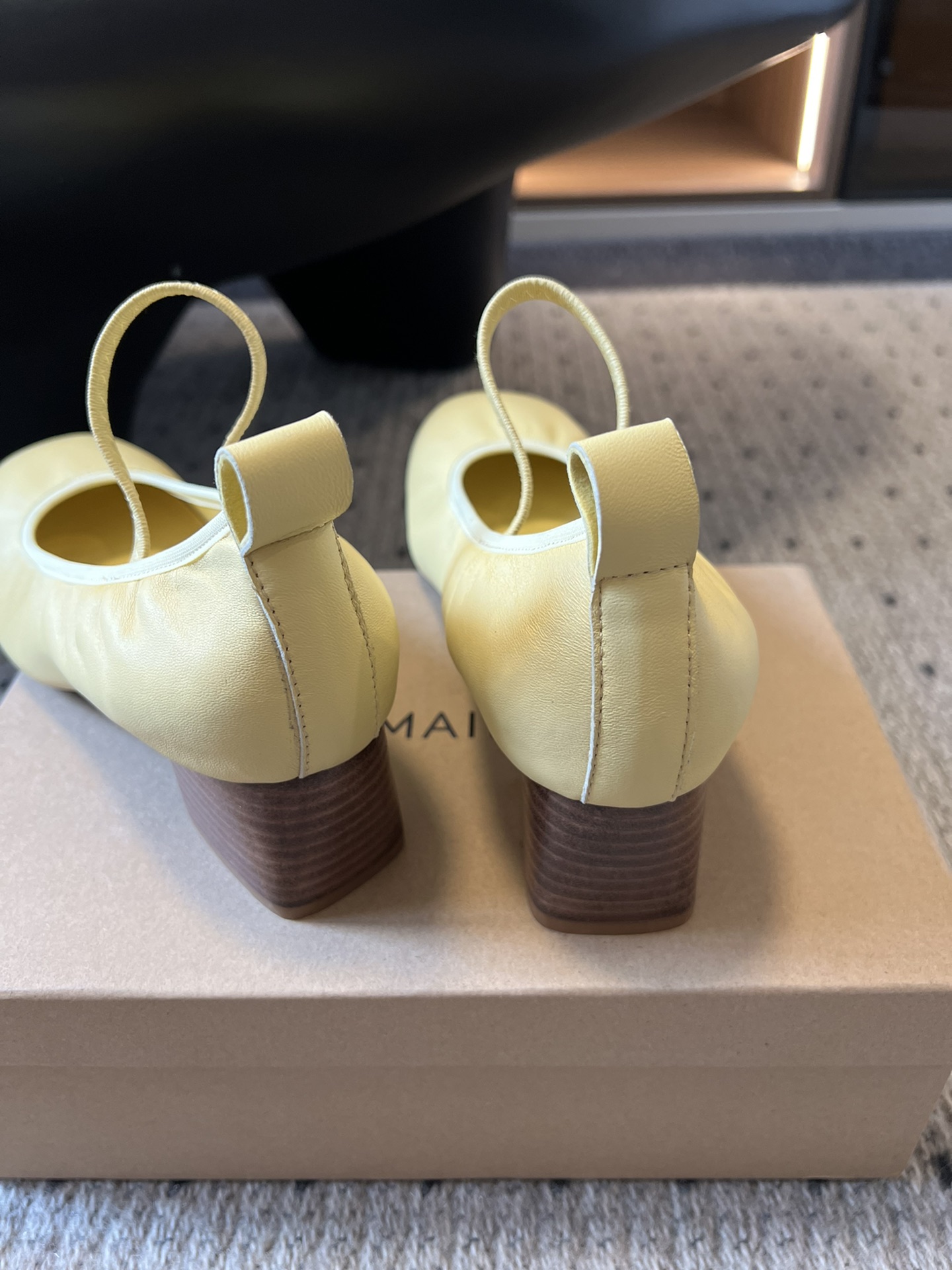 
LEMAIR* 25ss绝美芭蕾舞鞋

上脚真的超级舒适  低调简约又不失高级 随意慵懒 小鸡黄色也好
