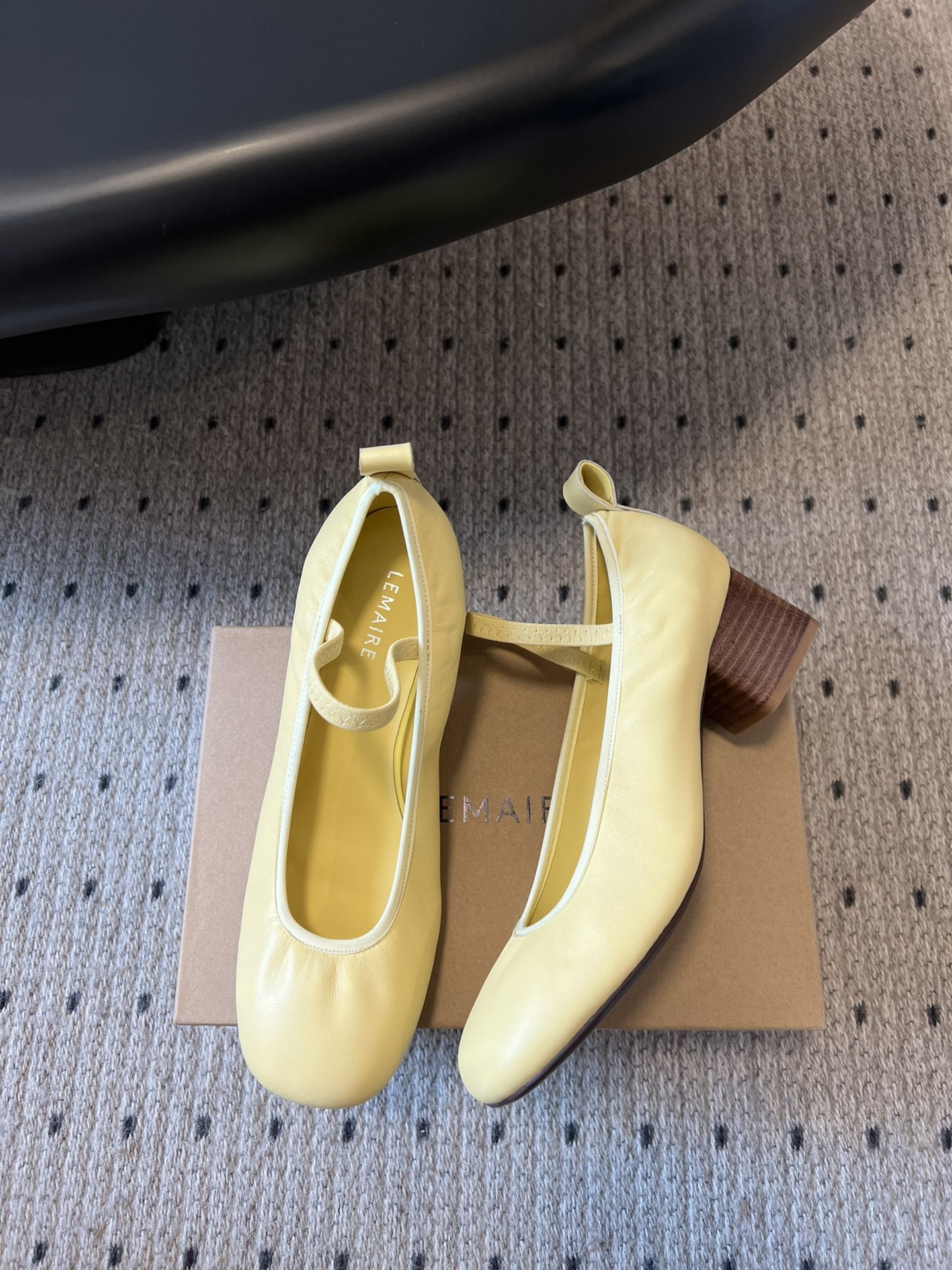 
LEMAIR* 25ss绝美芭蕾舞鞋

上脚真的超级舒适  低调简约又不失高级 随意慵懒 小鸡黄色也好