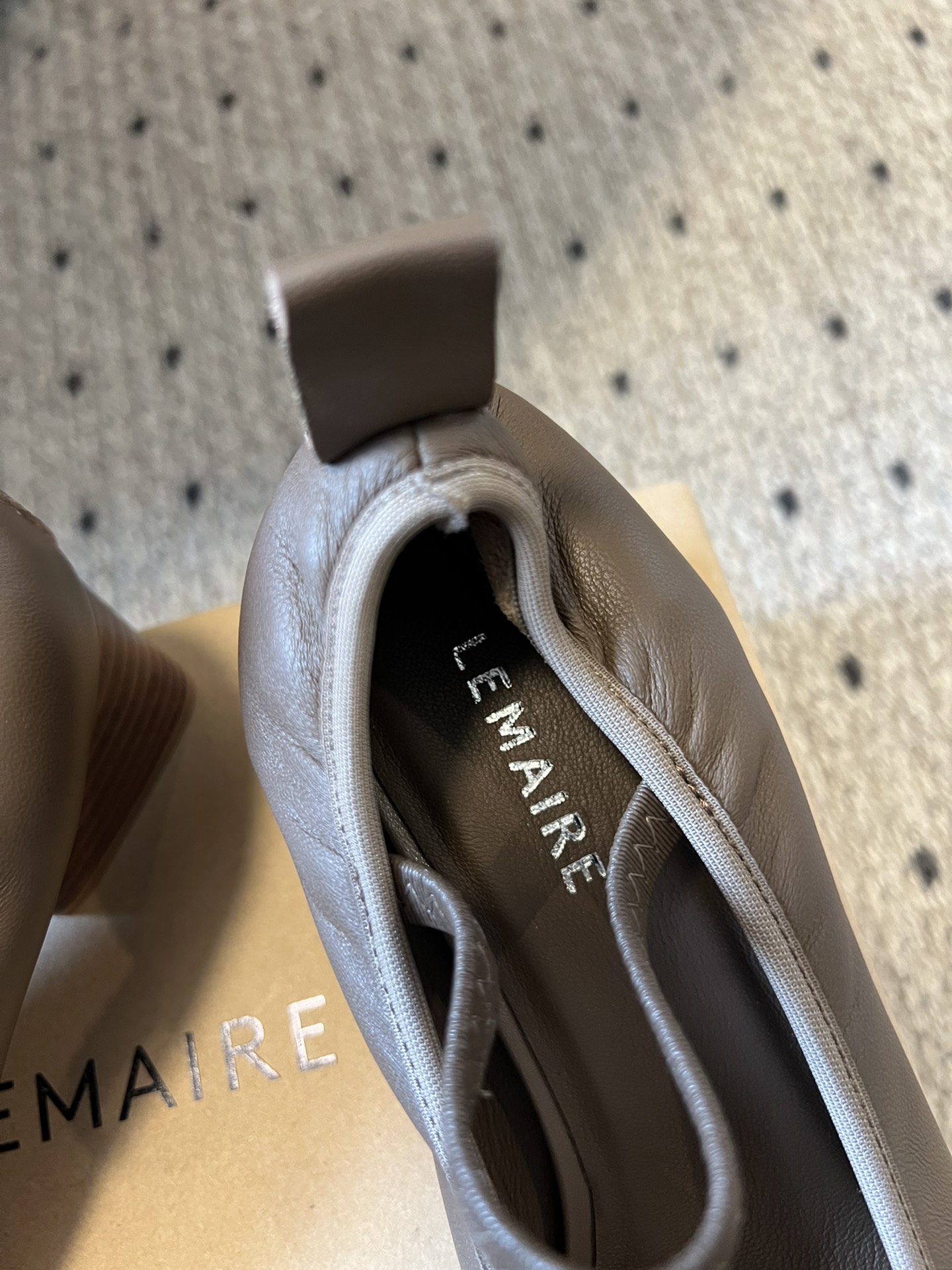 
LEMAIR* 25ss绝美芭蕾舞鞋

上脚真的超级舒适  低调简约又不失高级 随意慵懒 小鸡黄色也好