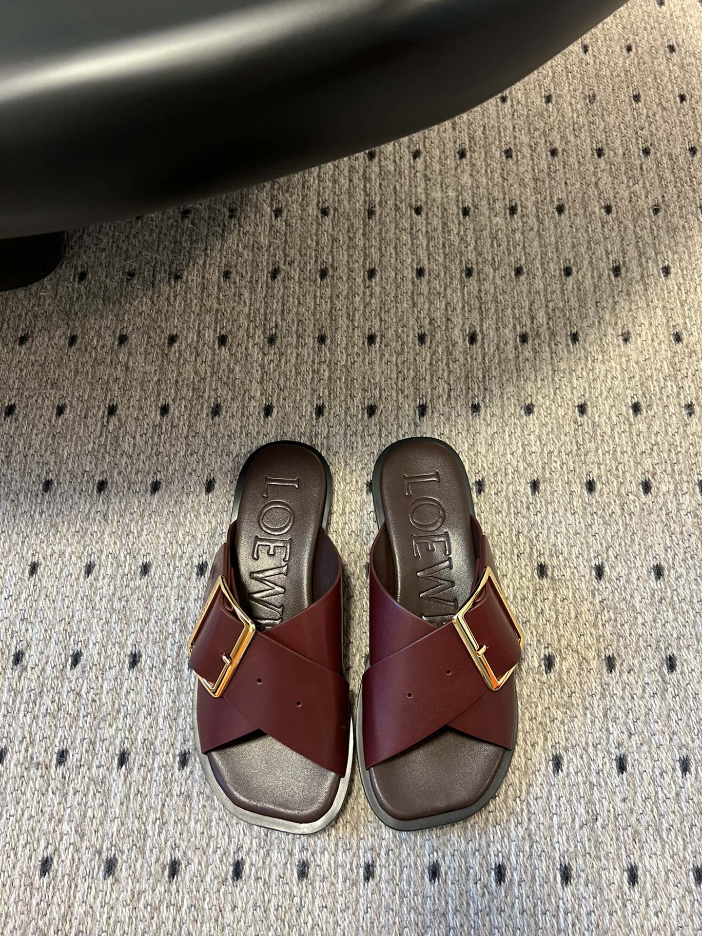 NO:165130,Loew* 25s latest model Early Spring Series Cross-length flat-slippers Favorite of slippers!  loewe25 new Apple-head cross braided flat slippers!  This one looks really nice on the feet, whether it is worn alone or with socks!  The combination of red and gold or black gold is very attractive!  Fixture layering!  Sheepskin inner!  Soft and comfortable!  Material sheepskin, outsole, imported from Italy, genuine leather soles, shoe size 35-39/40, custom-made, no return and exchange, slippers, loewe, slippers, sheepskin, Leather soles, socks19860909Loew* 25s最新款 早春系列 交叉带平底拖鞋 拖鞋控的最爱！loewe25新款苹果头交叉编织带平底拖鞋！这款上脚真的超级好看,无论是单穿还是搭配袜子穿！红色与金色的搭配或者是黑金的搭配都非常的耐看！垫脚分层！羊皮内里！柔软舒适！ 材质羊皮 大底意大利进口真皮大底 鞋码35-39/40定制不退换,拖鞋,loewe,slippers,sheepskin,Leather soles,socks,Women's Shoes