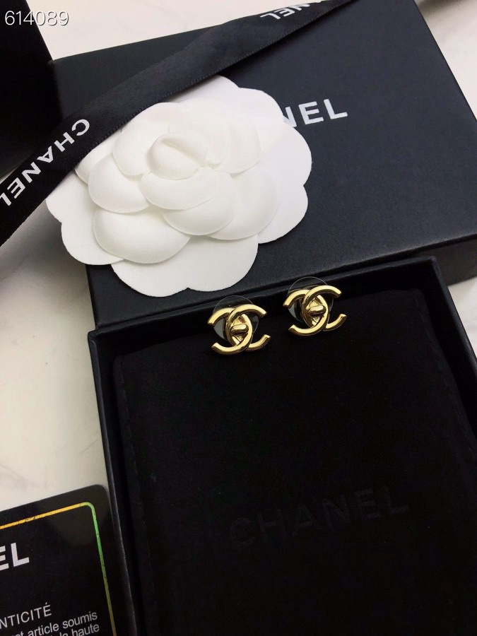 Chanel CHANEL 新款系列 优雅、 、耳钉 的搭配 使你更加 华丽