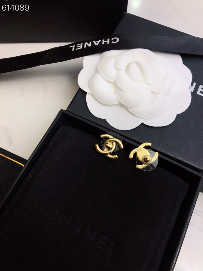 Chanel CHANEL 新款系列 优雅、 、耳钉 的搭配 使你更加 华丽
