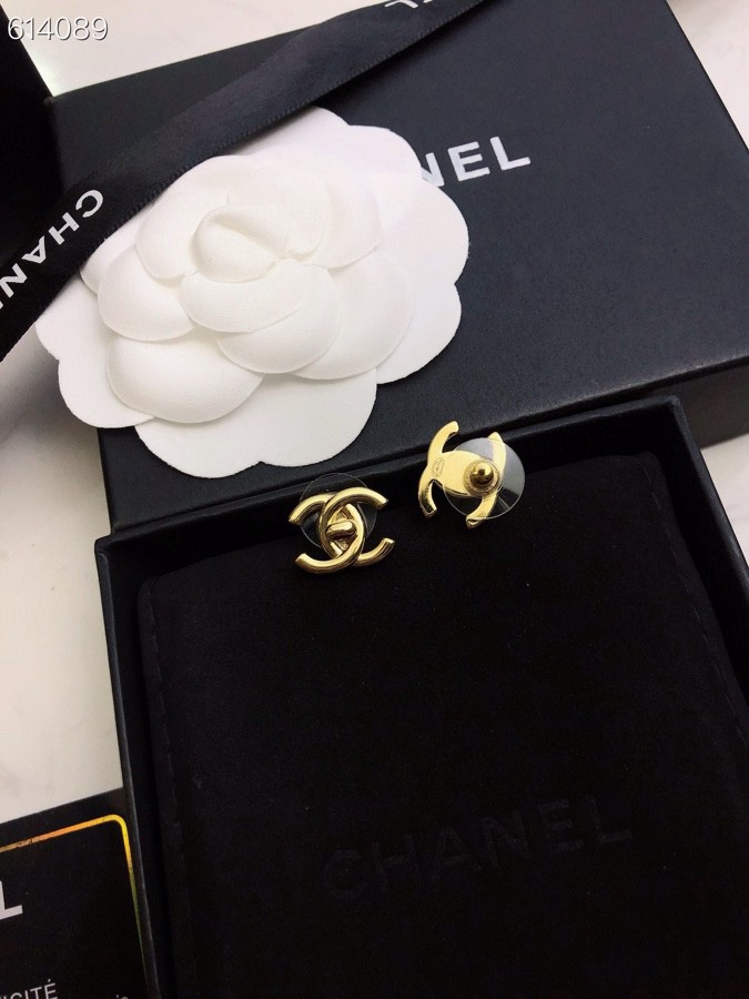 Chanel CHANEL 新款系列 优雅、 、耳钉 的搭配 使你更加 华丽