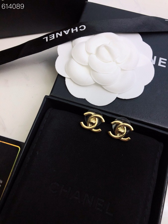 Chanel CHANEL 新款系列 优雅、 、耳钉 的搭配 使你更加 华丽