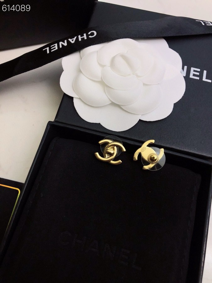 Chanel CHANEL 新款系列 优雅、 、耳钉 的搭配 使你更加 华丽