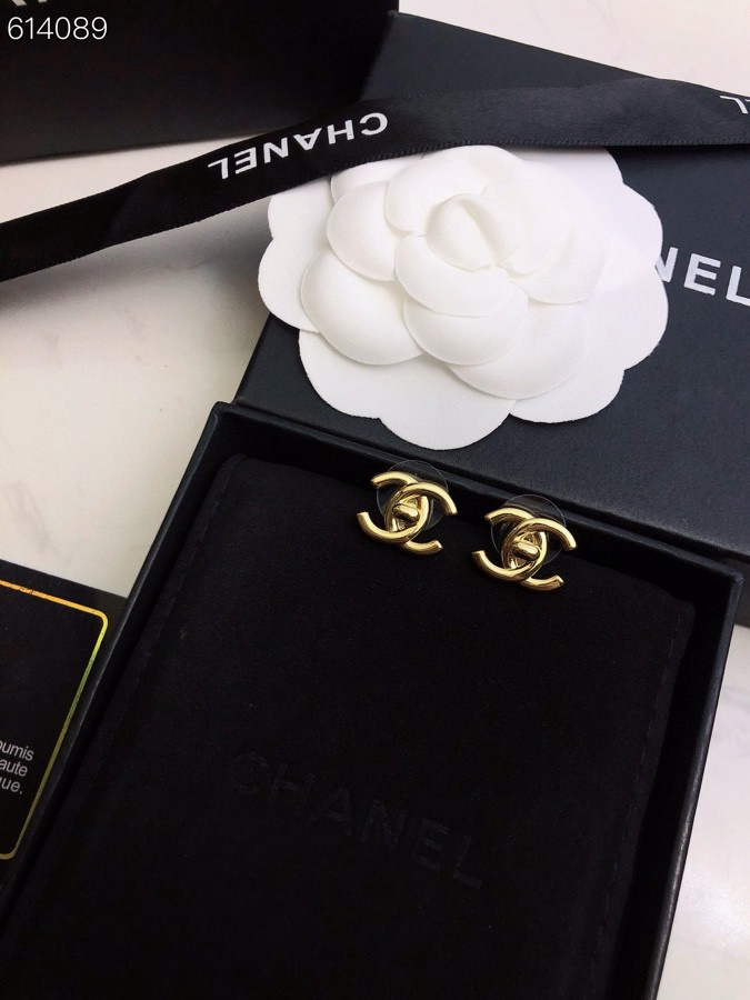 Chanel CHANEL 新款系列 优雅、 、耳钉 的搭配 使你更加 华丽