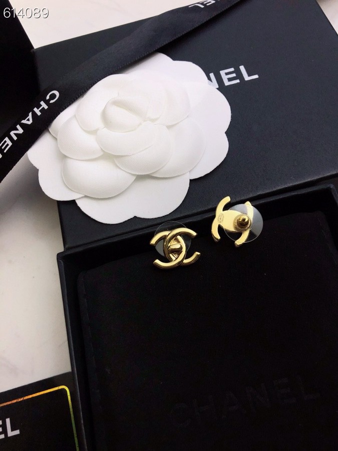 Chanel CHANEL 新款系列 优雅、 、耳钉 的搭配 使你更加 华丽