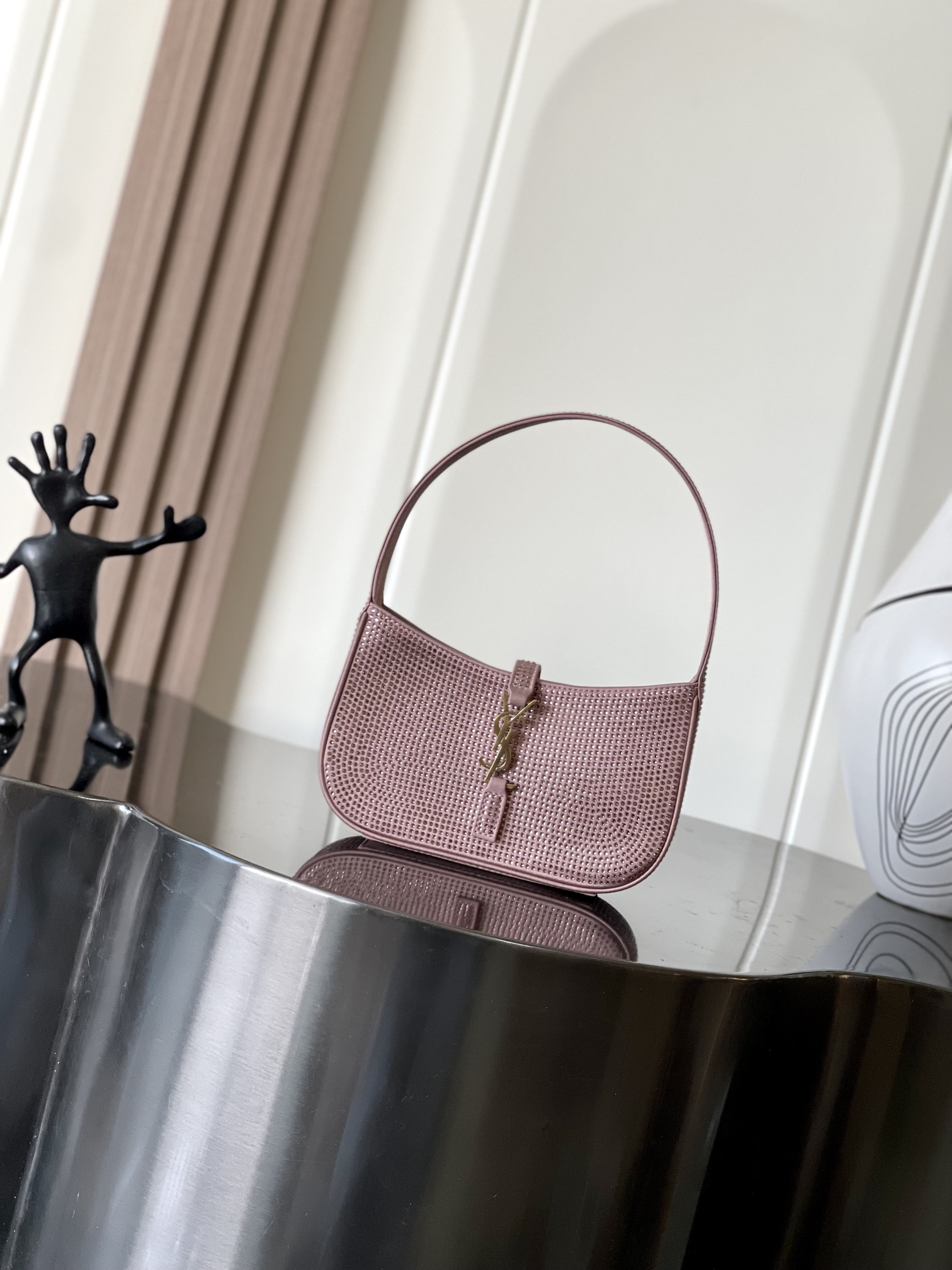NO:186752,Superb 【All Steel Hardware 710318 Rhinestone Pink】 LE 5 7 Mini Handbag, leather buckle closure, decorated with LE CASSANDRE, paired with suede lining in the same color. This exquisite handbag is designed for handheld. Fabric Suede lining One card slot Size 19 X 11.5 X 4.5 cm, YSL, saint laurent19860909特级精品【 全钢五金710318水钻粉色】 LE 5 7迷你手袋,皮革袢扣开合,饰以LE CASSANDRE,搭配同色系绒面革衬里. 这款精巧的手袋专为手提设计. 织物 绒面革衬里 一个卡片槽 尺寸 19 X 11.5 X 4.5厘米,YSL,saint laurent,Bag