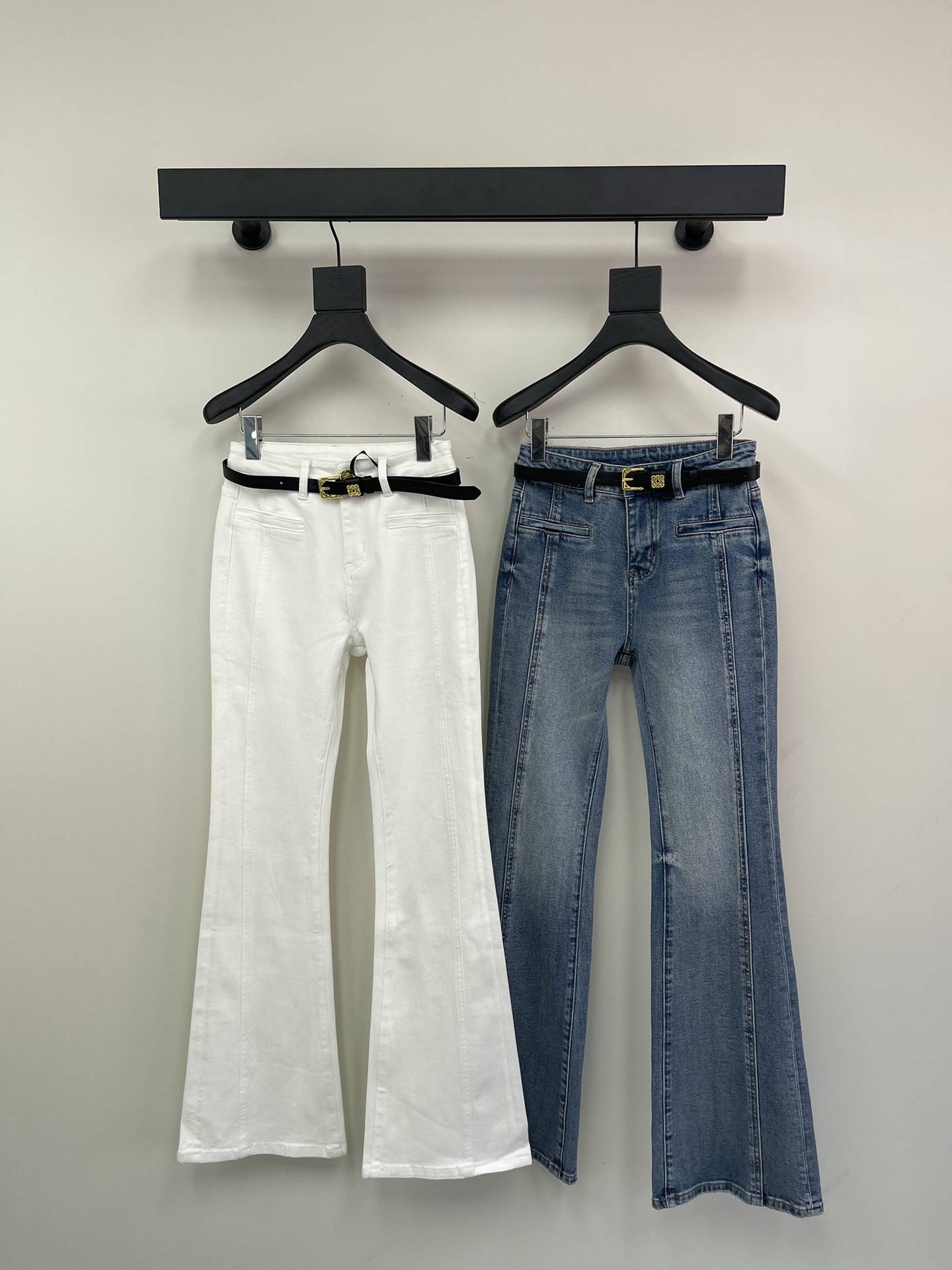 NO:314724,The same style of hot diamond-shaped jeans by the designer, the same style as the hot diamond-shaped jeans. This jeans are made of high-quality fabrics, fit the skin, and are as comfortable as the second layer of skin. The crisp style and personalized design are combined with exclusive small decorations, making you the most unique existence. Whether it is a trendy frontline or daily leisure, it can make your matching full of innovation. Create your exclusive style and show your personality., jeans, alexander wang19860909设计师*女神同款烫钻微喇牛仔裤.这款牛仔裤选用优质面料,贴合肌肤,如同第二层皮肤般舒适.挺括的版型与个性的设计相结合,专属小装饰,让你成为最独特的存在.无论是潮流前线还是日常休闲,它都能让您的搭配充满新意.打造你的专属风格,尽情展现个性,,jeans,alexander wang,Women's clothing