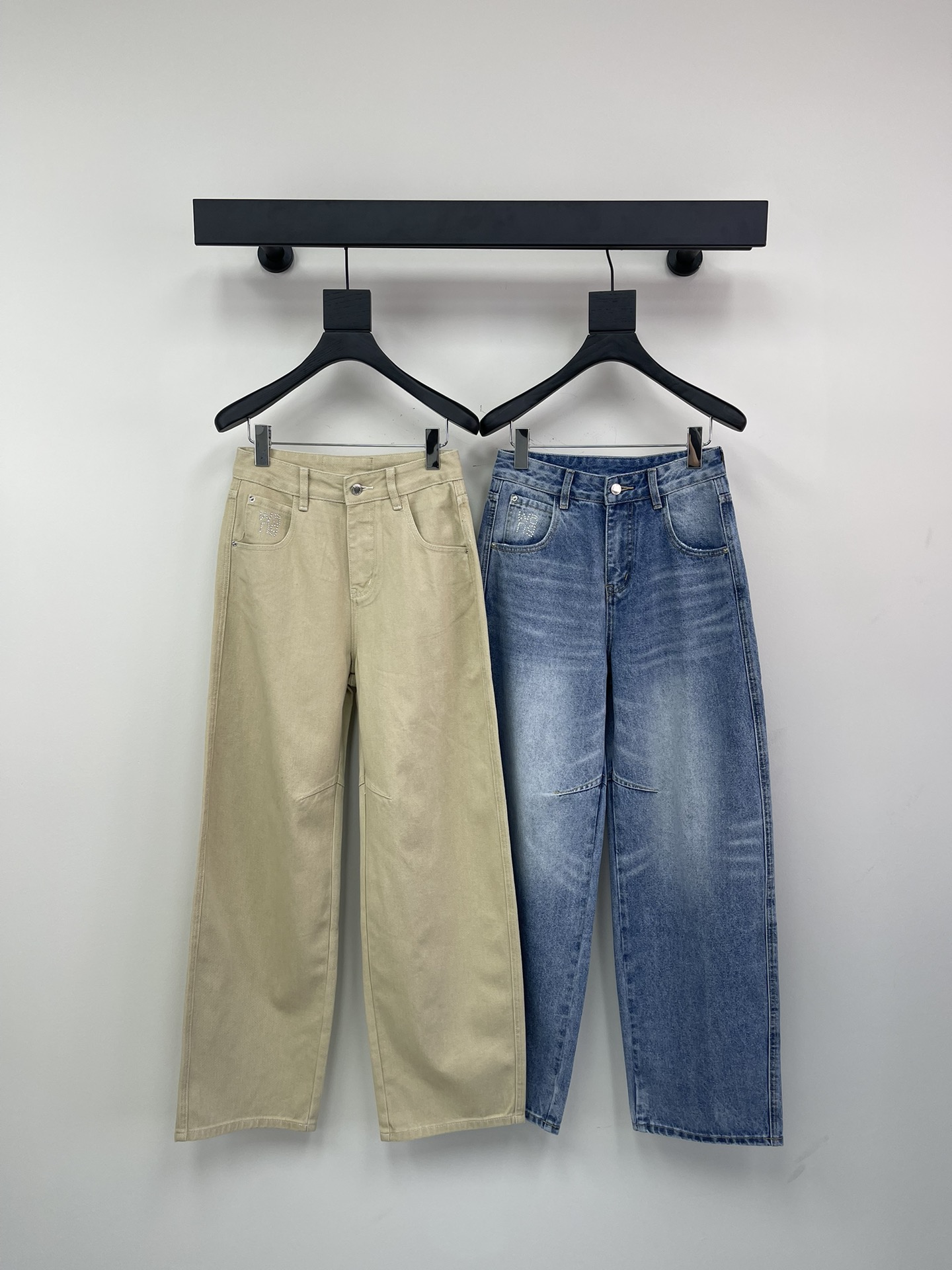 NO:314732,Alex*Wang King* Goddess Same Sicky Jeans. This jeans are made of high-quality fabrics, craftsmanship and gradient color washing, bling diamonds. The crisp style is combined with a personalized design, and exclusive brand accessories are decorated to make you the most unique existence. Whether it is a trendy frontline or daily casual, it can make your matching full of innovation. Create your exclusive style and show your personality. SML, alexander wang, jeans, alexander wang19860909Alex*Wang大王*女神同款镰刀牛仔裤 .这款牛仔裤选用优质面料,工艺渐变色洗水,bling烫钻 挺括的版型与个性的设计相结合,专属品牌配件装饰,让你成为最独特的存在.无论是潮流前线还是日常休闲,它都能让您的搭配充满新意.打造你的专属风格,尽情展现个性.SML,,alexander wang,jeans,alexander wang,Women's clothing