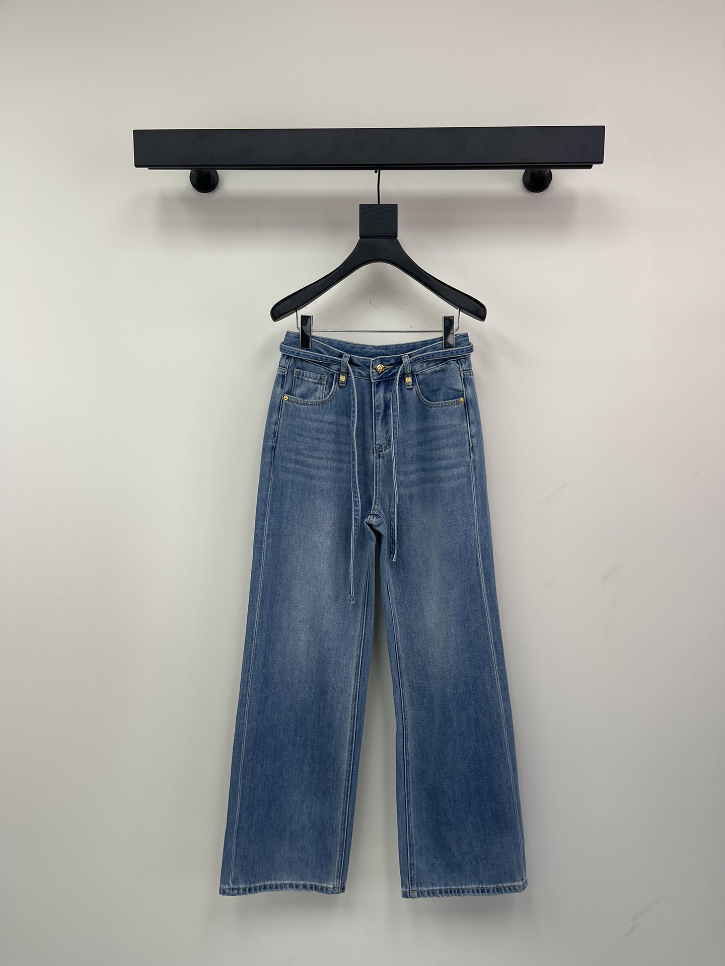 NO:314736,Loew's newest drawstring jeans Customized YB twill cotton denim material Gradient color processing Presents three-dimensional effect Elegant and elegant temperament Customized leather brand straight trousers cut The lines at the back waist complement each other The curved pocket highlights the waist lines Fashionable and eye-catching Everyday commuting Can be matched with any item Customized surface accessories SML,,loewe,jeans,alexander wang19860909Loew*新款抽绳牛仔裤 定制YB斜纹棉牛仔材质 渐变色工艺处理 呈现立体效果 高雅显气质 订制皮牌直筒长裤剪裁 后腰处线条呼应相得益彰 弧形口袋凸显腰部线条 时髦吸睛 日常通勤都 可搭配任何单品 定制面辅料 SML,,loewe,jeans,alexander wang,Women's clothing