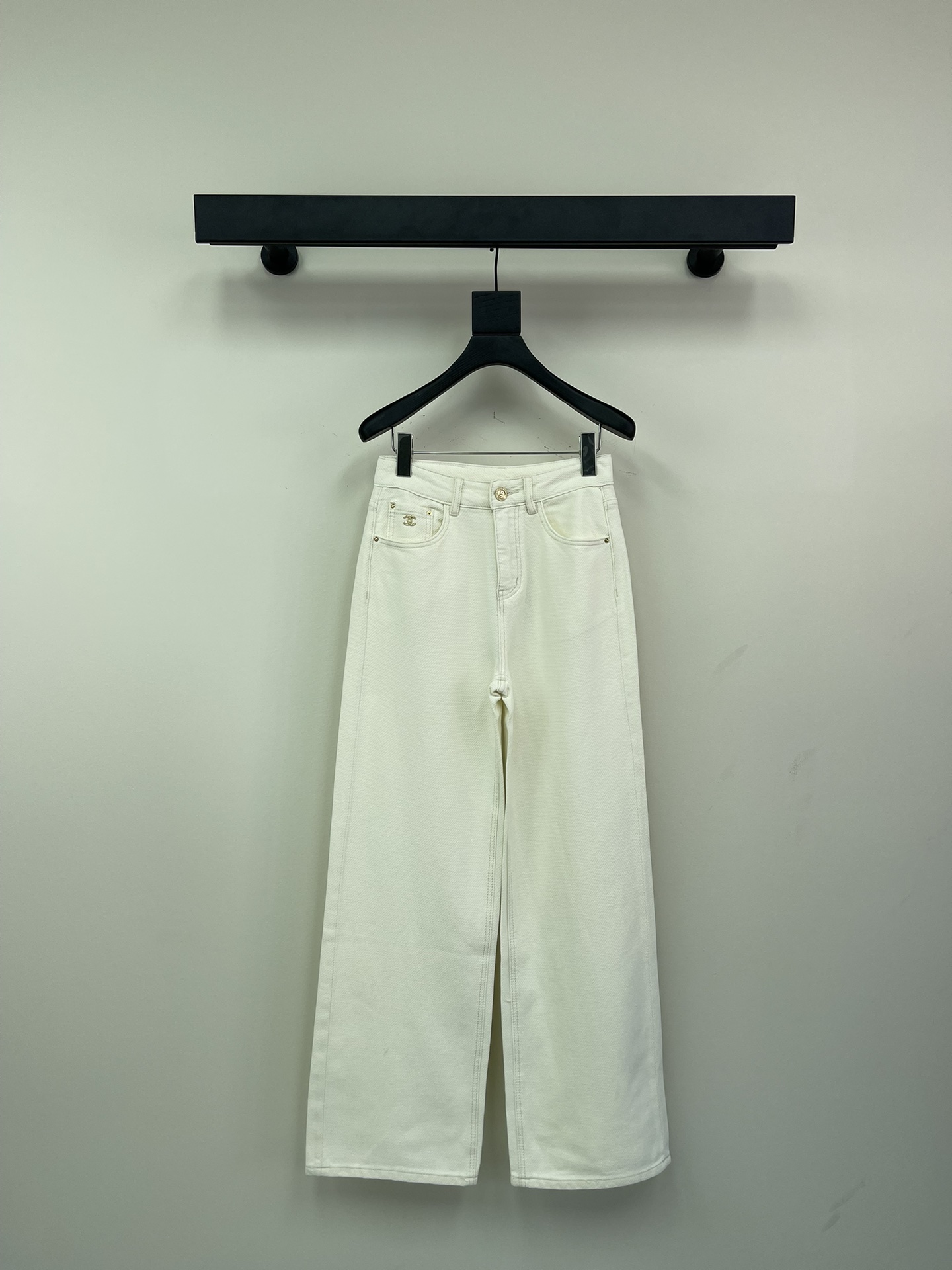 NO:314740,Chane* Xiaoxiang Lao Qianfeng straight braided jeans, using the latest element style, soft brand fabric, designed a pair of old Qianfeng casual pants, grainy visual effect, latest fabric, metal product decoration, fashionable and versatile, temperament control S, chanel, jeans, alexander wang19860909Chane*小香老钱风直筒编织料牛仔裤 采用最新元素风 柔软大牌面料 设计出一条如此与众不同的老钱风休闲裤 颗粒感视觉效果 最新面料 金属制品装饰 时尚百搭 气质感拿捏 S,,chanel,jeans,alexander wang,Women's clothing