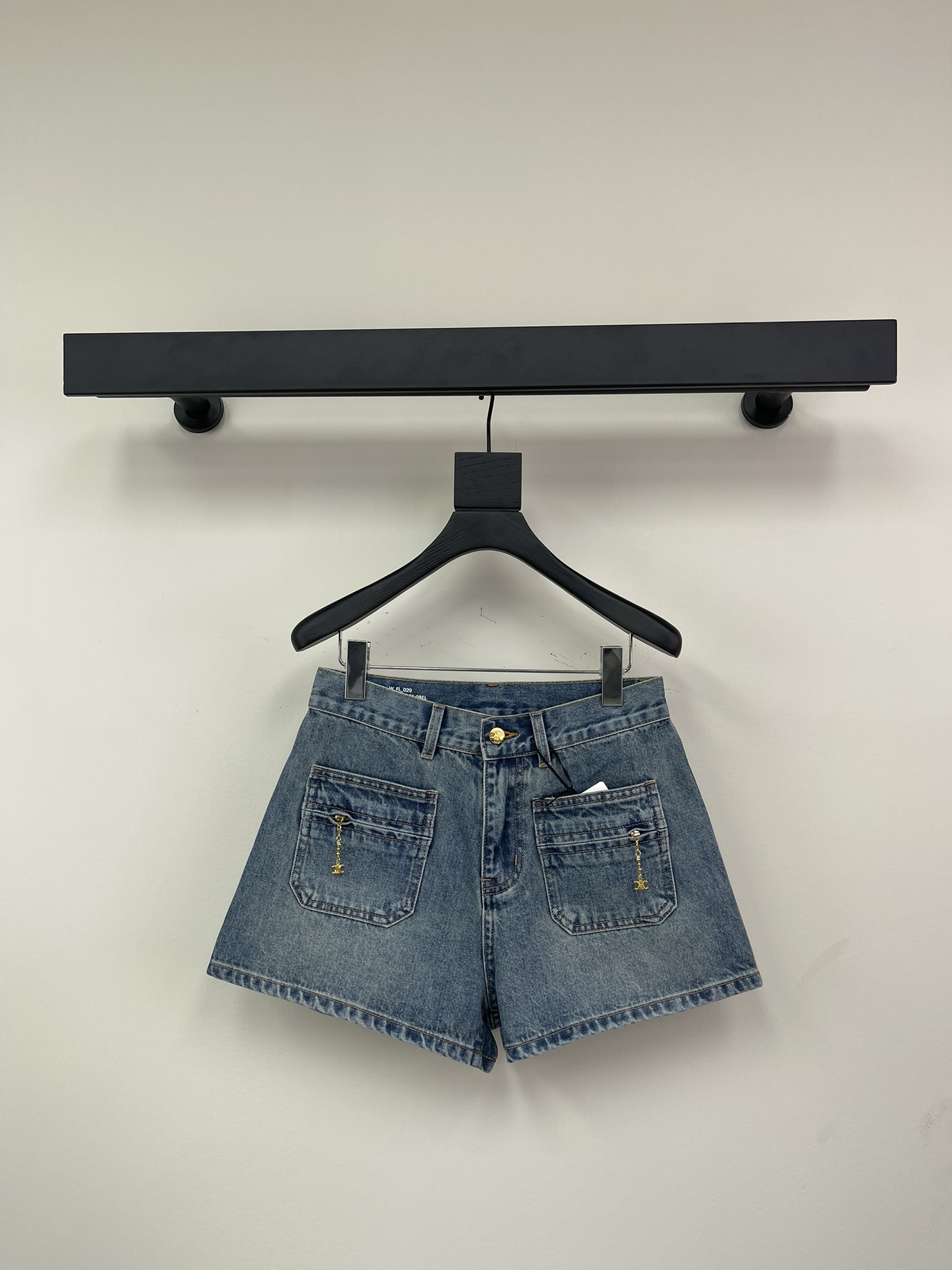 NO:315478,Celin*25 spring and summer new style new wash color mid-waist denim shorts~ Loose style and top body effect is excellent!  This wash blue denim shorts feature a mid-waist design and paired with a custom metal pendant to show off their stylish atmosphere. Size 26-27-28, celine, shorts, alexander wang19860909Celin*25春夏新款新款水洗色中腰牛仔短裤～宽松版型上身效果超赞！这款水洗蓝牛仔短裤采用中腰设计,搭配定制金属吊坠,尽显时尚气息. 尺码26-27-28,,celine,shorts,alexander wang,Women's clothing