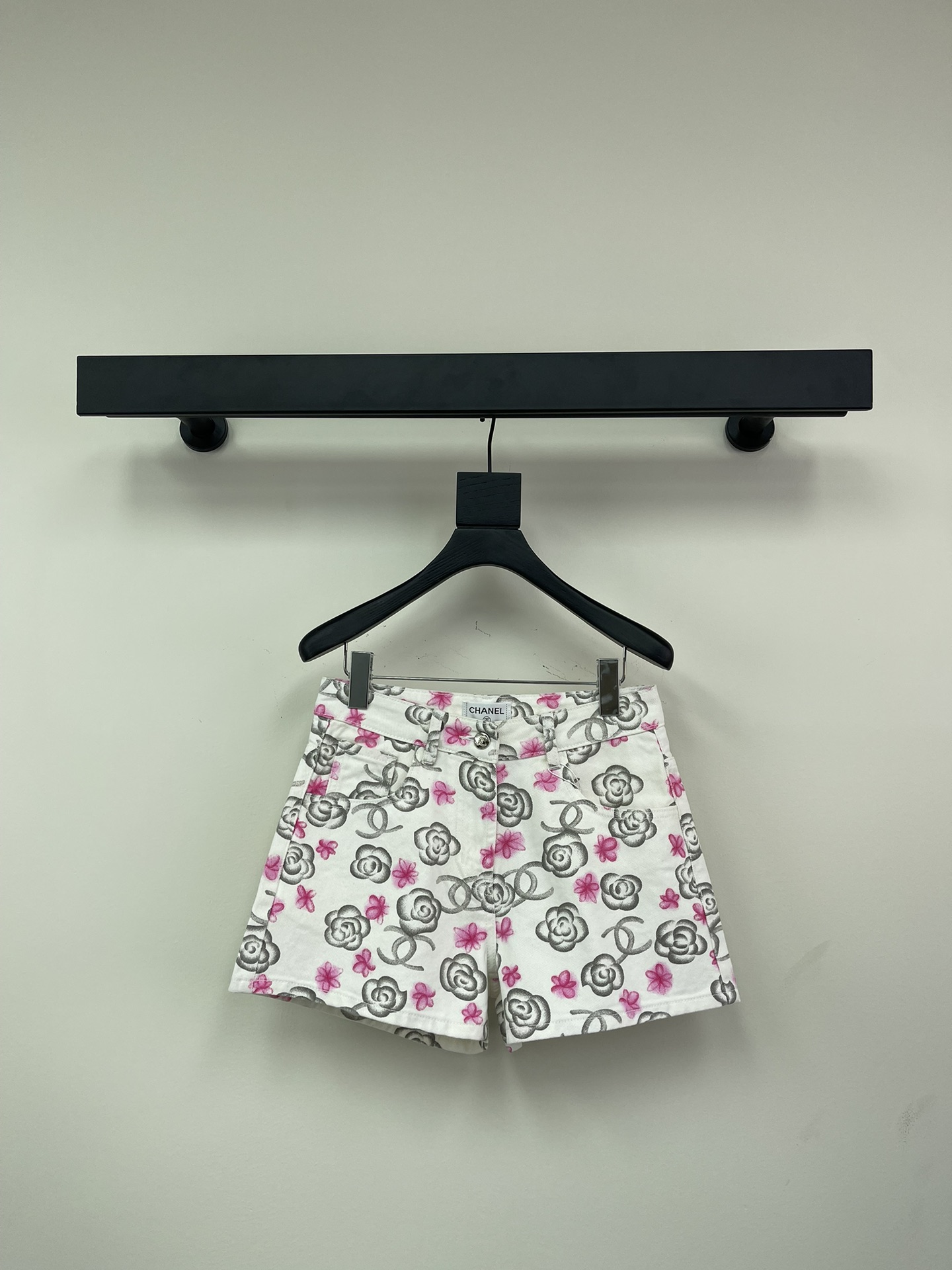 NO:315475,Chane* Xiaoxiang 25 spring and summer new style of painted and dyed camellia denim shorts. Latest ski series #customized YB twill cotton denim material, soft fabric, comfortable, good breathability, high waist buckle double-in pocket design, latest painting and dyed hand-painted technology restoration, whole rose camellia decoration, pink and white camellia to enhance the brand's style, and wear it in a full high street casual style, high version. Number 36-38-40, chanel, shorts, alexander wang19860909Chane*小香25春夏新款画染手绘山茶花牛仔短裤. 最新滑雪系列#定制YB斜纹棉牛仔材质,面料柔软,舒适,透气性好,高腰系扣双插兜设计,最新画染手绘工艺还原,通体玫瑰山茶花装饰,粉白相间的山茶花让品牌格调提升,穿出满满的高街休闲风,高版本. 码数36-38-40,,chanel,shorts,alexander wang,Women's clothing