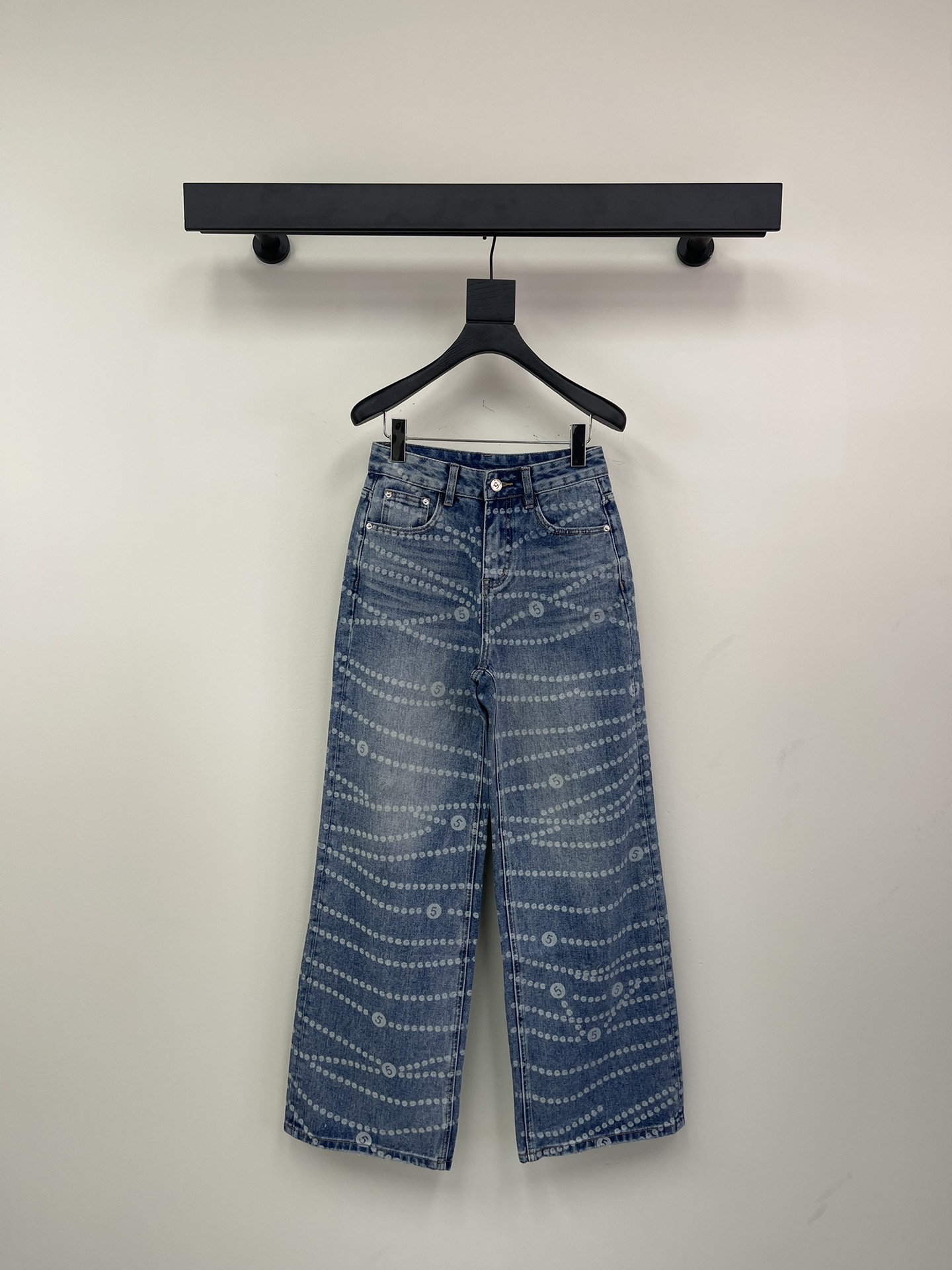 NO:314729,Chane's new printed jeans Customized YB twill cotton denim material Gradient color process Presents three-dimensional effect Elegant and elegant temperament Customized leather brand straight trousers cut The lines at the back waist complement each other The curved pocket highlights the waist lines Fashionable and eye-catching Everyday commuting Can be matched with any item Customized surface accessories SML, Chanel, jeans, alexander wang19860909Chane*小香新款印花牛仔裤 定制YB斜纹棉牛仔材质 渐变色工艺处理 呈现立体效果 高雅显气质 订制皮牌直筒长裤剪裁 后腰处线条呼应相得益彰 弧形口袋凸显腰部线条 时髦吸睛 日常通勤都 可搭配任何单品 定制面辅料 SML,,chanel,jeans,alexander wang,Women's clothing