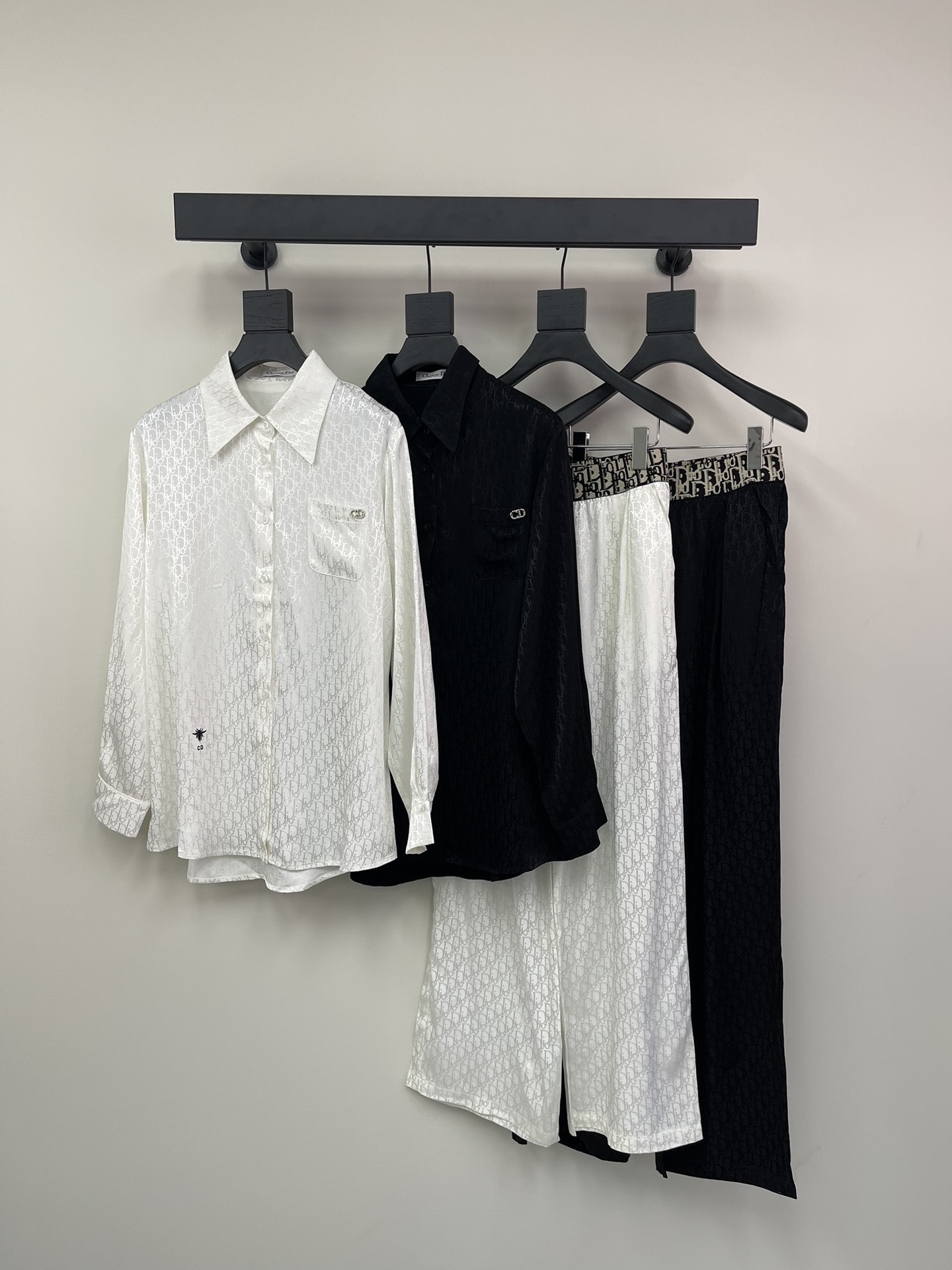 NO:314733,Shirt trousers Dio*25 Spring and Summer New CD Classic Presbyterian Shirt Set!  Lapel long-sleeved thin shirt series casual pants, a set of top-body fashionable and handsome!  Classic presbyterian logo jacquard, embroidered with small bees, low-key, luxurious and high-end!  The casual and lazy style is not picky about people, and the upper body looks huge and slim!  SML, dior,shirts,alexander wang19860909衬衫长裤Dio*25春夏新款CD经典老花衬衫套装！翻领长袖薄款衬衫系列休闲裤一套上身时髦又帅气！经典满幅老花logo提花 刺绣小蜜蜂点缀低调奢华又高级！休闲慵懒风,不挑人版型上身巨显瘦！SML,,dior,shirts,alexander wang,Women's clothing