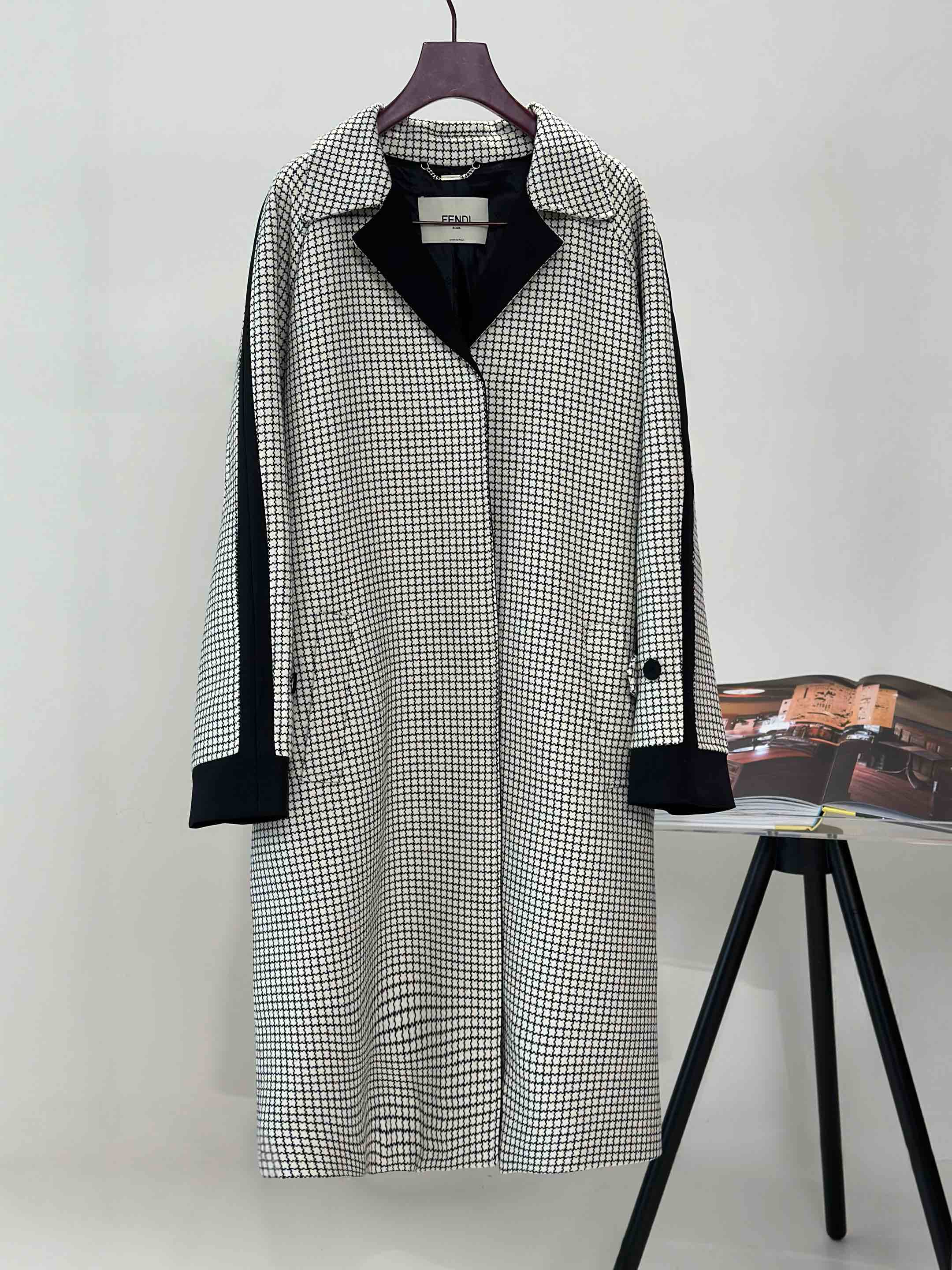 NO:315283,New 25 Early Spring FENDI Original Edition Customized original fabric Loose silhouette splicing embroidery Wool coat jacket The same series high-waisted slim short skirt The large product has been released SML, fendi, skirts, jackets & coats, alexander wang19860909新款 25早春 FENDI 原版开版 定制原版面料 宽松廓形拼接刺绣 羊毛大衣外套 同系列高腰修身短款半裙 大货已出 SML,,fendi,skirts,jackets & coats,alexander wang,Women's clothing