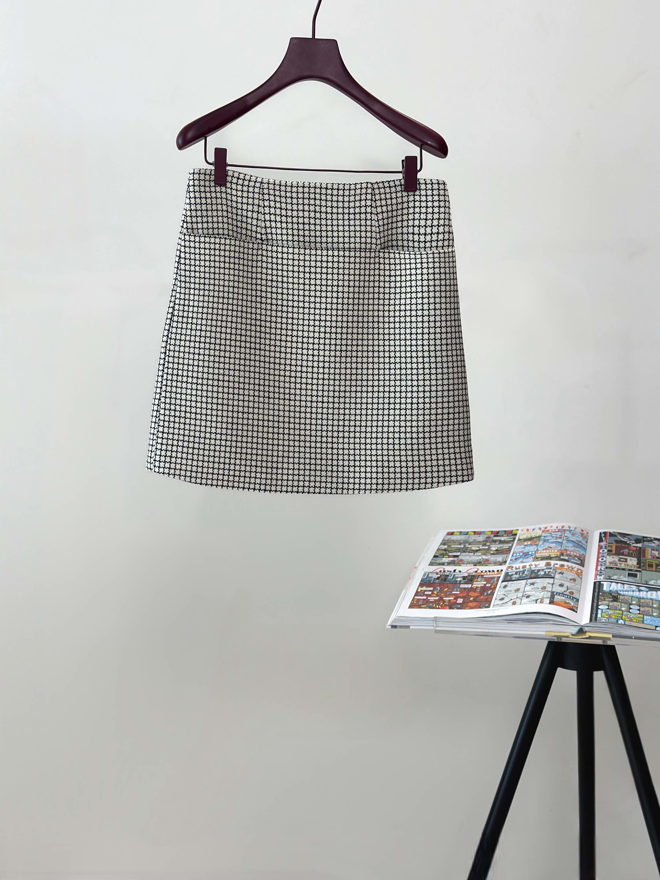 NO:315277,New 25 Early Spring FENDI Original Edition Customized original fabric Loose silhouette splicing embroidery Wool coat jacket The same series high-waisted slim short skirt The large product has been released SML skirts, fendi, skirts, jackets & coats, alexander wang19860909新款 25早春 FENDI 原版开版 定制原版面料 宽松廓形拼接刺绣 羊毛大衣外套 同系列高腰修身短款半裙 大货已出 SML 半裙,,fendi,skirts,jackets & coats,alexander wang,Women's clothing