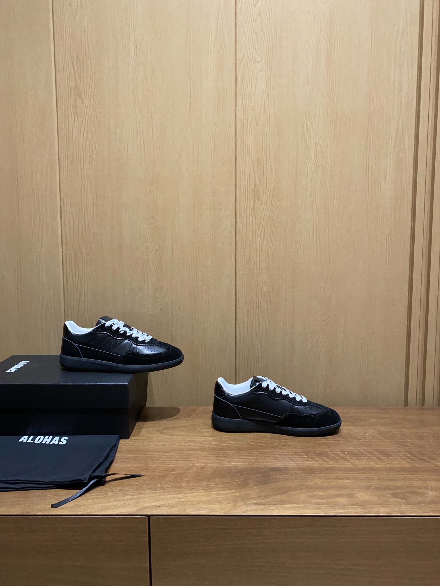 NO:164547,2025 spring model, first released in 11 color factories. Spanish niche brand ALOHAS Deshuo Shoes. Pure handmade niche shoes. Ins is a super-fashioned style for many bloggers abroad. Fabric top layer cowhide   mercerized velvet reverse fur. Inner skin-friendly sheepskin. Floor high elastic memory latex   sheepskin. Outsole non-slip rubber outsole. Size 35-40. Casual shoes/sports shoes. Sneakers, cowhide, sheepskin.198609092025春款,11色工厂首发 西班牙小众品牌ALOHAS德训鞋 纯手工制作的小众鞋子,ins超国外众多博主穿搭款 面料头层牛皮 丝光绒反毛皮 内里亲肤羊皮 垫脚高弹记忆乳胶 羊皮 大底防滑橡胶大底 码数35-40,休闲鞋/运动鞋,sneakers,cowhide,sheepskin,Women's Shoes