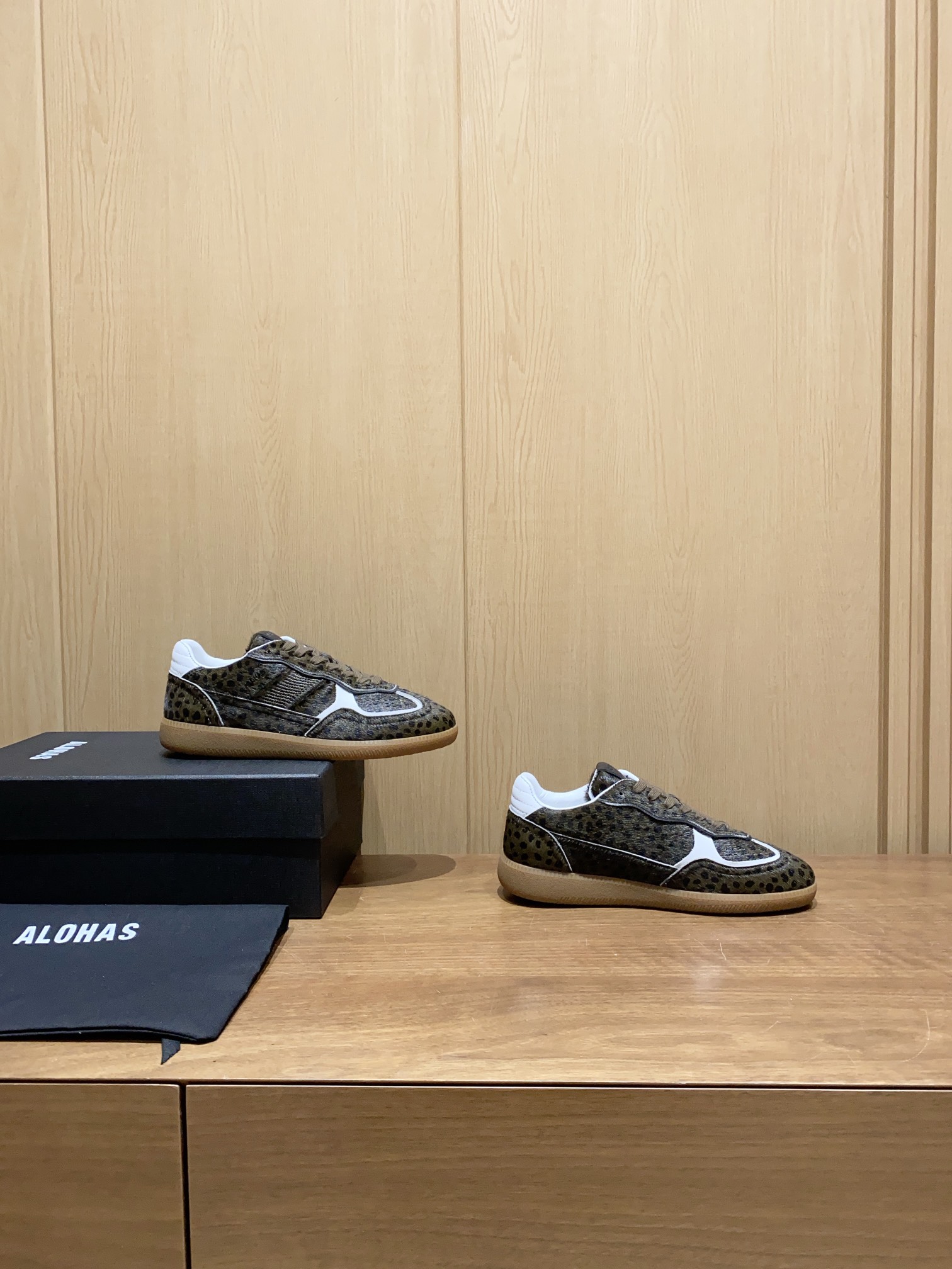 NO:164549,2025 spring model, first launch of 11 colors factory. Spanish niche brand ALOHAS Deshuo Shoes. Pure handmade niche shoes. Ins is a super-fashioned style for many bloggers abroad. Fabric top layer cowhide   mercerized velvet reverse fur. Inner skin-friendly sheepskin. High elastic memory latex   sheepskin. Outsole and non-slip rubber outsole. Size 35-40. Factory six-color first launch, casual shoes/sports shoes, sneakers, cowhide, sheepskin.198609092025春款,11色工厂首发 西班牙小众品牌ALOHAS德训鞋 纯手工制作的小众鞋子,ins超国外众多博主穿搭款 面料头层牛皮 丝光绒反毛皮 内里亲肤羊皮 垫脚高弹记忆乳胶 羊皮 大底防滑橡胶大底 码数35-40 工厂六色首发元,休闲鞋/运动鞋,sneakers,cowhide,sheepskin,Women's Shoes