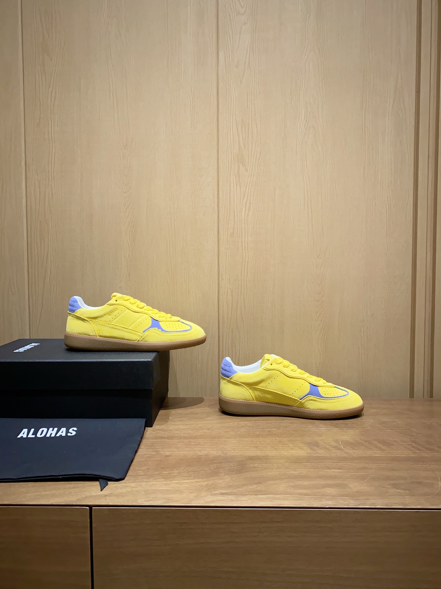 NO:173061,2025 spring model, first launch of 11 colors factory. Spanish niche brand ALOHAS Deshuo Shoes. Pure handmade niche shoes. Ins is a super-fashioned style for many bloggers abroad. Fabric top layer cowhide   mercerized velvet reverse fur. Inner skin-friendly sheepskin. High elastic memory latex   sheepskin. Outsole and non-slip rubber outsole. Size 35-40. Factory six-color first launch, casual shoes/sports shoes, sneakers, cowhide, sheepskin.198609092025春款,11色工厂首发 西班牙小众品牌ALOHAS德训鞋 纯手工制作的小众鞋子,ins超国外众多博主穿搭款 面料头层牛皮 丝光绒反毛皮 内里亲肤羊皮 垫脚高弹记忆乳胶 羊皮 大底防滑橡胶大底 码数35-40 工厂六色首发元,休闲鞋/运动鞋,sneakers,cowhide,sheepskin,Women's Shoes