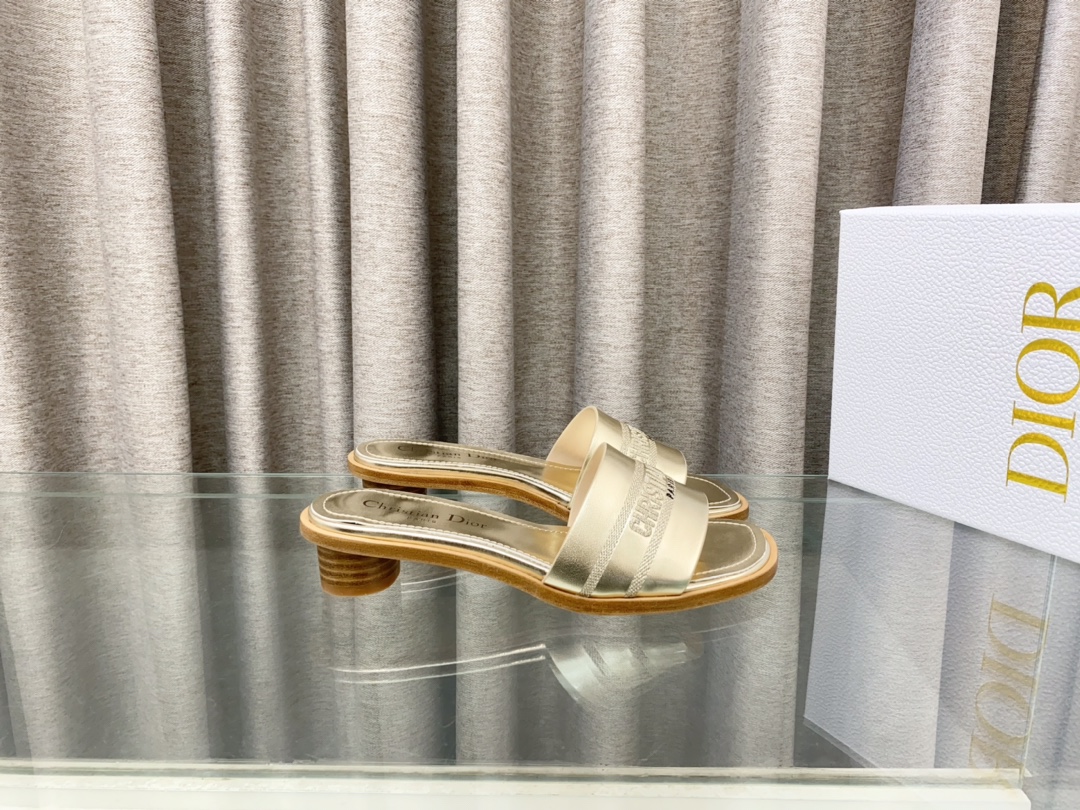 NO:173200,Dior Dior Spring and Summer New DWAY Flat-soled Flip-flop Color-blocking Women's Shoes CD Letter Logo Three-dimensional Embroidered Cylindrical Heel Sandals Square Toe Thick Heel Jelly Open-toe Slippers Original Development Top Version Material Upper Original Consistent Washed Cowhide Electric Embroidery High Temperature Water-soluble Cotton Technology Fabric   Water-dyed Cowhide Foot-in-Wood Outsole Italian Leather Outsole Heel Heel Heel Heel Heel 3CM Size34-43 (34.40.41.42.43 Customized No Return or Exchange), Slippers, Dior, Dior, Sandals, Slippers, Cowhide, Leather Soles19860909迪奥 Dior 春夏新款 DWAY 平底一字拖拼色女鞋 CD字母logo立体刺绣圆柱跟凉鞋 方头粗跟果冻色露趾拖鞋 原版开发市面顶级版本 材质鞋面原版一致水洗牛皮电绣高温水溶棉质科技面料 水染牛皮垫脚内里 大底意大利真皮大底 跟高3CM size34-43（34.40.41.42.43定做不退不换）,拖鞋,dior,dior,sandals,slippers,cowhide,Leather soles,Women's Shoes