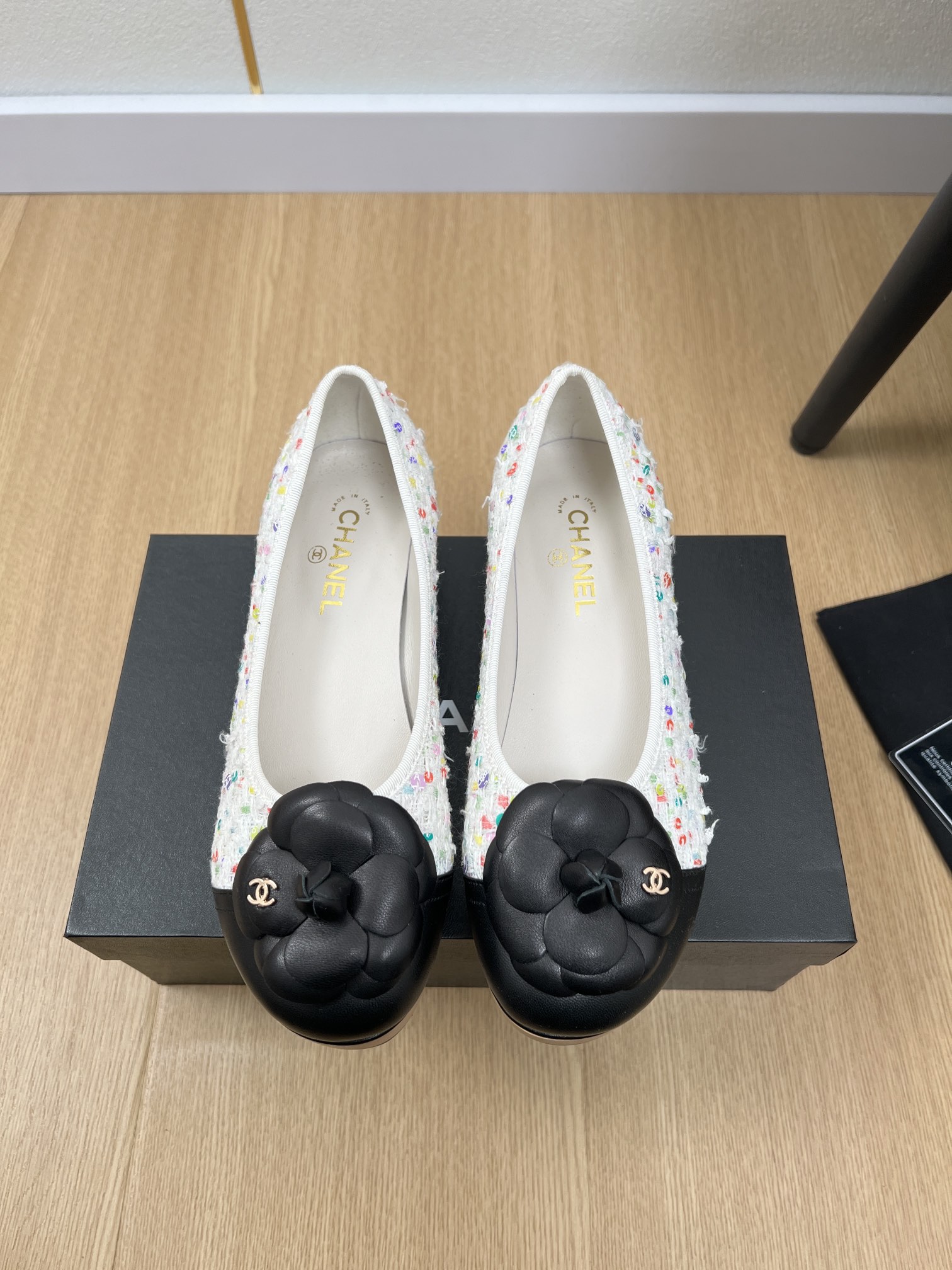 NO:163940,CHANEL Chanel | 2025 Xiaoxiang 2025 Spring and Summer New Products, New Format Camellia Shoes Series, Love at First Sight, Xiaohongshu is highly recommended, it looks good no matter how you match it, a must-have for fashionable beauty, Ms. Xiaoxiang loves simple and irresistible/match shows a unique dressing style, free mixing and matching shines in place, keeping up with Grandma Tsuka!  !  !  Exquisite details enlarge the original mold opening hardware buckle. Top version purchasing level creation & small person benefits. Thick sole. Heightening. Super slim. This year's fairy must-have fashion items. Upper. Imported cowhide. Inner. Fleece. Outsole. Original mold opening solid wood sole. Heel height. 3.5cm. Size 35-40 (40 customization. No return or exchange). Single shoes. Chanel. Chanel. Cowhide.19860909CHANEL香奈儿 | 2025  小香2025春夏新品 专柜新款爆款山茶单鞋系列 一见钟情 小红书力推款,怎么搭配都好看,时髦精必备,小香女士钟爱简约又难以抗拒系/搭配展现与众不同的穿搭风格、自由混搭闪耀到位跟紧香奶奶时尚步伐！！！精致细节放大看原版开模五金扣 顶级版本代购级别打造&小个子的福利 厚底 增高 超级显瘦 今年小仙女♀必备时尚单品 鞋面 进口牛皮 内里 绒里 大底 原版开模实木大底  跟高 3.5cm 码数 35-40（40定制不退换）,单鞋,chanel,chanel,cowhide,Women's Shoes