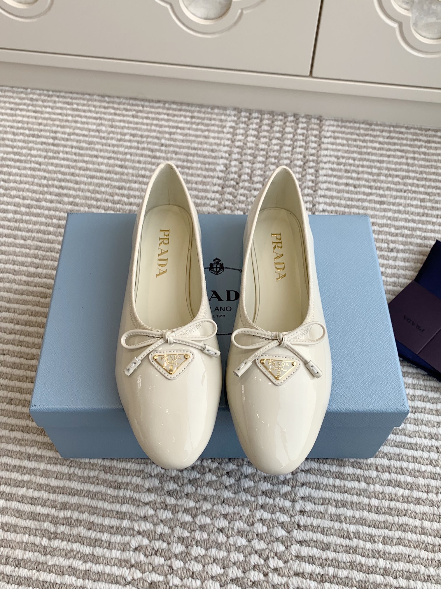 NO:164738,Purchase grade Prada new triangle logo Naplak patent leather ballet bow flat shoes This Naplak leather ballet flat shoes reinterpret the classic style with a stylish tapered outline, decorated with the iconic triangle logo. Material and craftsmanship Upper imported wrinkle paint Super soft sheepskin lining Original open molded outsole size35-39 (customized by 40/41), ballet shoes, prada, prada, flats, sheepskin19860909代购级 Prada普拉达新款三角标Naplak漆皮芭蕾蝴蝶结平底单鞋 这款Naplak皮革芭蕾平底鞋采用时髦的锥形轮廓重新诠释经典款式,饰以标志性的三角形徽标. 材质与工艺 鞋面进口皱漆 超软羊皮内里 原版开模大底 size35-39（40/41定做）,芭蕾舞鞋,prada,prada,flats,sheepskin,Women's Shoes