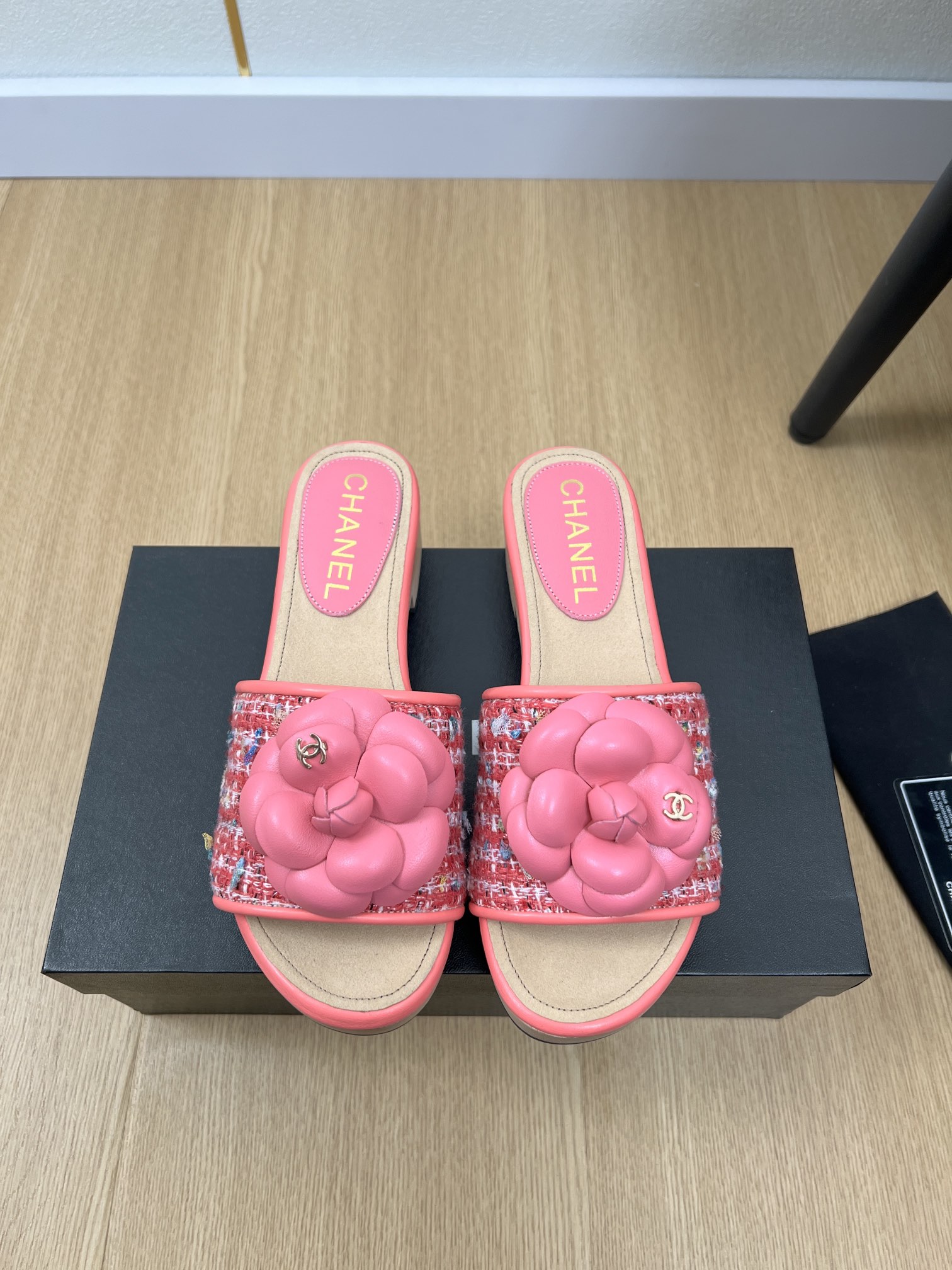 NO:163934,CHANEL Chanel | 2025 Xiaoxiang 2025 Spring and Summer New Products, New Camellia Slippers Series, Love at First Sight, Xiaohongshu is highly recommended, it looks good no matter how you match it, a must-have for fashionable beauty, Ms. Xiaoxiang loves simple and irresistible/match shows a unique dressing style, free mixing and matching shines in place, keeping up with Grandma Tsuka!  !  !  Exquisite details enlarge the original mold opening hardware buckle. Top version purchasing level creation & small person benefits. Thick sole. Heightening. Super slim. This year's fairy must-have fashion items. Upper. Imported cowhide. Inner. Fleece. Outsole. Original mold opening solid wood sole. Heel height. 3.5cm. Size 34-41 (34.40.41 customization without return). Slippers. Chanel. Chanel. Slippers. Chanel. Slippers. Cowhide.19860909CHANEL香奈儿 | 2025  小香2025春夏新品 专柜新款爆款山茶花拖鞋系列 一见钟情 小红书力推款,怎么搭配都好看,时髦精必备,小香女士钟爱简约又难以抗拒系/搭配展现与众不同的穿搭风格、自由混搭闪耀到位跟紧香奶奶时尚步伐！！！精致细节放大看原版开模五金扣 顶级版本代购级别打造&小个子的福利 厚底 增高 超级显瘦 今年小仙女♀必备时尚单品 鞋面 进口牛皮 内里 绒里 大底 原版开模实木大底  跟高 3.5cm 码数 34-41（34.40.41定制不退换）,拖鞋,chanel,chanel,slippers,cowhide,Women's Shoes