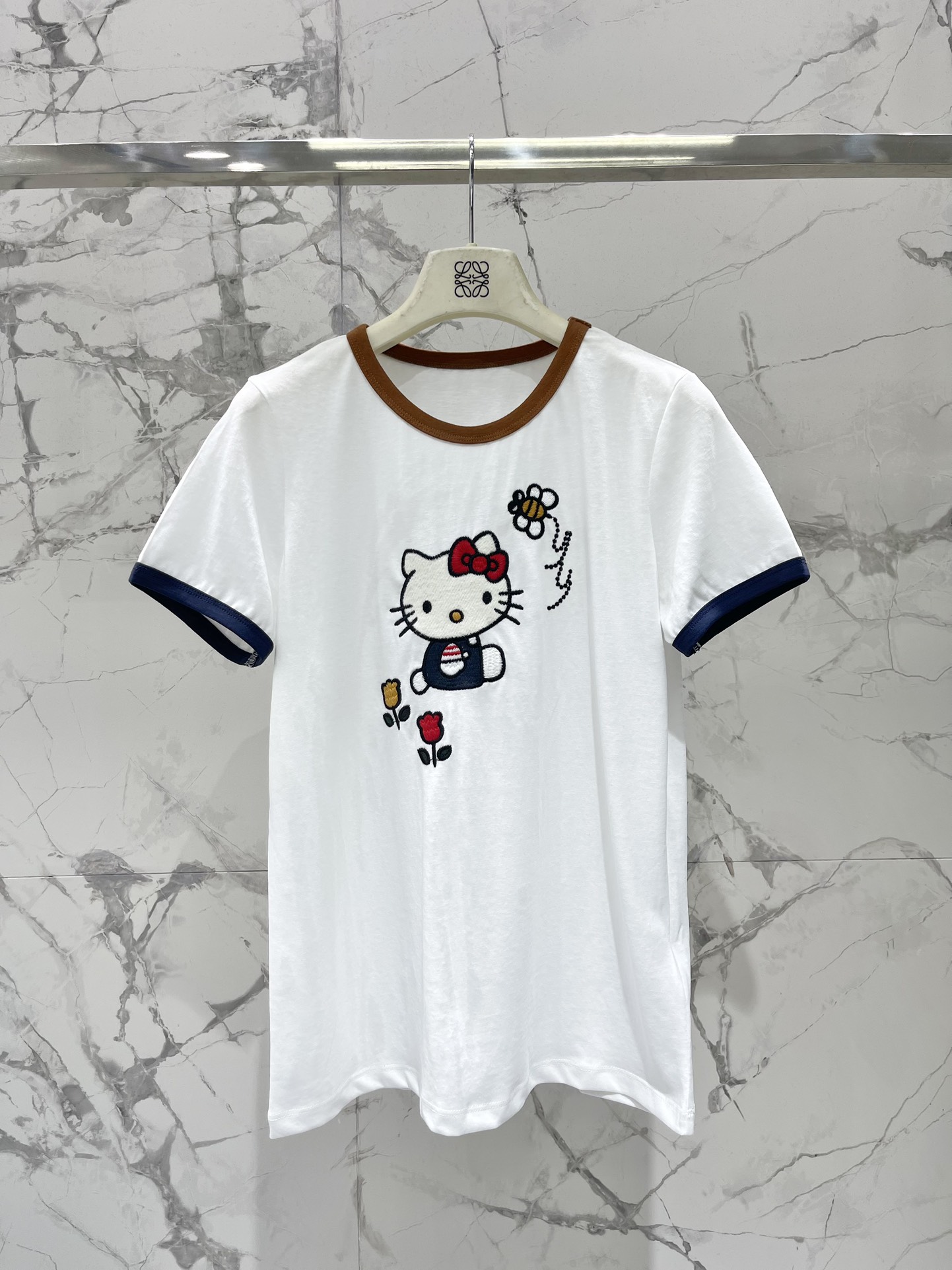 NO:315270,* Luo Yiwei SS25 new color-blocking embroidered T-shirt color-blocking design is simply the magic of color collision!  The perfect fusion of blue and white is like a touch of freshness under the blue sky and white clouds, making people feel good~ The delicate embroidery pattern, every stitch and thread reveal a sense of high-endness, and it is simply a work of ingenious art!  It is super comfortable in terms of material der~ Soft and skin-friendly, with full breathability. Even in the hot summer, it can keep it dry and comfortable all day. Super versatile!  Whether it is jeans or skirts, you can easily control them, instantly enhancing the overall fashion sense. Going out shopping, dates and parties can make you the focus of the audience!  SML, loewe, skirts, jeans, tees, t-shirt, alexander wang19860909* 罗意威SS25新款拼色刺绣T恤 拼色设计,简直是色彩碰撞的魔法！ 蓝色与白色的完美融合,就像是蓝天白云下的一抹清新,让人心情大好～ 细腻的刺绣图案,每一针每一线都透露着高级感,简直是匠心独运的艺术品啊！ 材质方面超级舒服der~ 柔软亲肤,透气性满分,就算是炎炎夏日,也能保持一整天的干爽舒适 超级百搭哦！无论是牛仔裤还是半身裙,都能轻松驾驭,瞬间提升整体造型的时尚感. 出门逛街、约会聚会,都能让你成为全场焦点！ 码数SML,,loewe,skirts,jeans,tees，t-shirt,alexander wang,Women's clothing