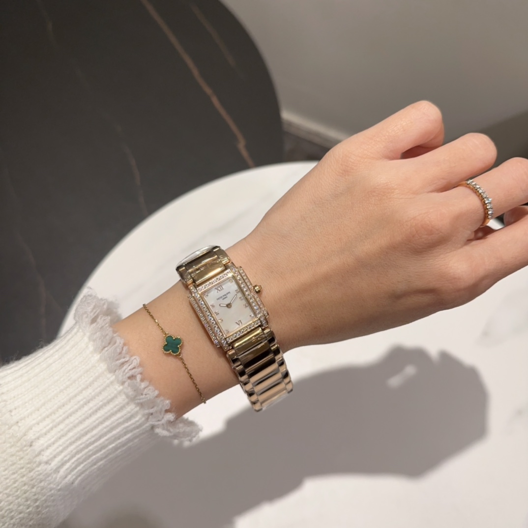 NO:391395,Real shot Patek Philippe's Twenty Four series is favored by modern, elegant, fashionable and energetic women. This watch is so charming, suitable for wearing in all occasions, passionate rose gold or platinum full of aristocratic temperament, showing the personality charm of seeking common ground while reserving differences, suitable for wearing in all occasions. ATEK HILIE Patek Philippe TWENTY~4 series 4909/50G-001 Platinum watch TWENTY~4 series, AISI316L stainless steel, size 26.3 mm, patek philippe19860909实拍 百达翡丽的Twenty Four系列,深得现代高雅时尚且充满活力的女性青睐.这款腕表是如此的迷人,适合所有场合佩戴,热情玫瑰金或充满贵族气质的白金,展现求同存异的个性魅力,适合所有场合佩戴.ATEK HILIE百达翡丽TWENTY~4系列4909/50G-001 白金腕表TWENTY~4系列,AISI316L精钢,尺寸26.3毫米,,patek philippe,Watch