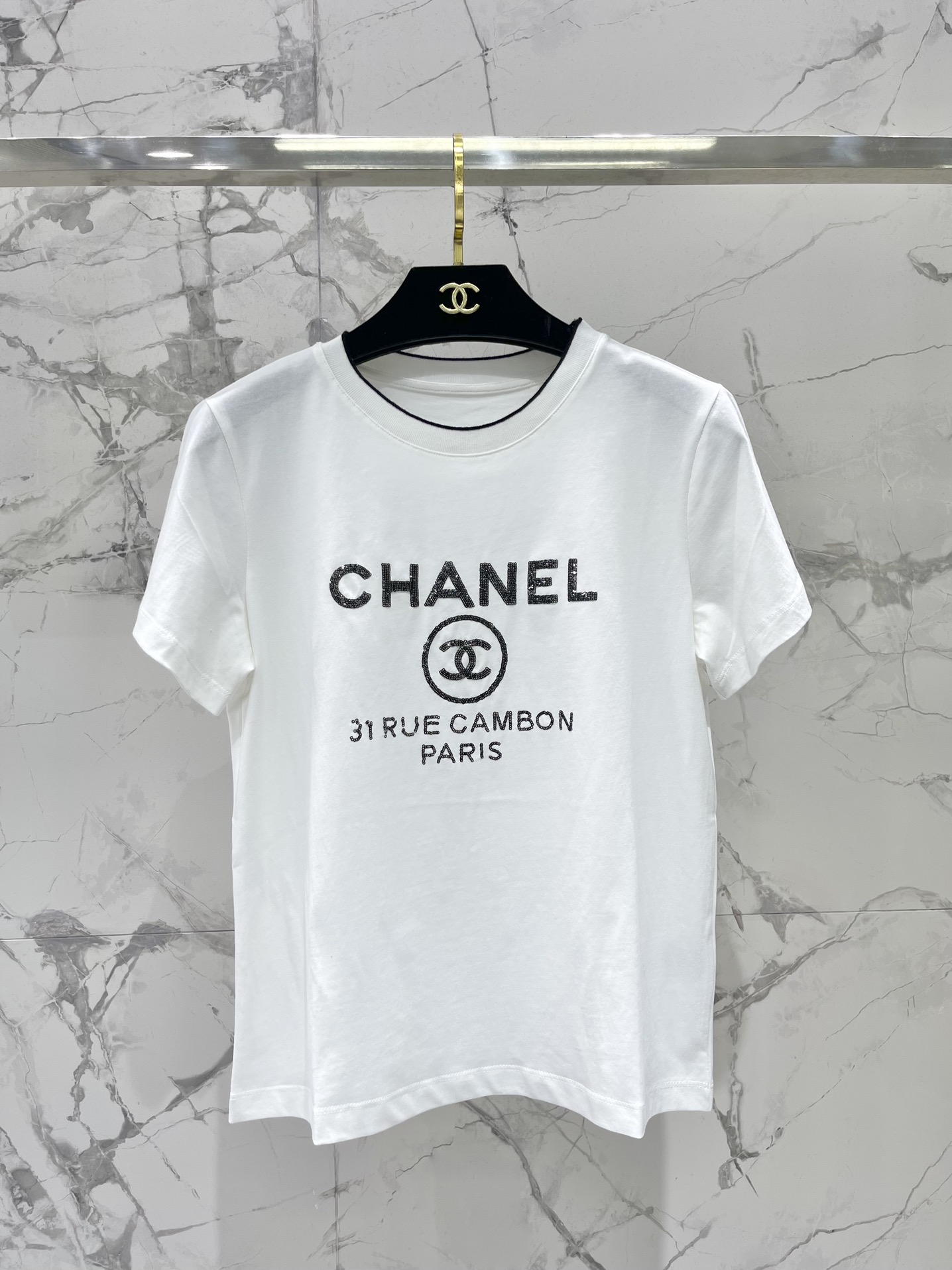 NO:315268,* Xiaoxiang's new thread contrast collar bead piece round neck short sleeves. The thread contrast collar design is unique and eye-catching. When you wear it, you will be the girl who can bring your own halo when walking on the street!  Beaded with pearl pieces, each part shines with exquisite light, just like the brightest star in the night sky, making people unable to take their eyes off. Every move can emit charming brilliance, making people unable to help but take a few more glances!  The short-sleeved tailoring is simple and elegant, but it is not without a sense of fashion. The round neck design perfectly shows your elegant neck lines, making people unable to help but want to get close to it. The material is super comfortable!  Soft and skin-friendly fabric, breathable and sweat-absorbing, can keep you refreshing and comfortable all day in hot summer. SML, T-shirt, alexander wang19860909* 小香新款螺纹撞色领珠片圆领短袖 螺纹撞色领设计,独特又抢眼,穿上它,你就是那个走在街上都能自带光环的girl！ 珠片装饰,每一处都闪耀着精致的光芒,就像是夜空中最亮的星,让人移不开眼. 每一次举手投足,都能散发出迷人的光彩,让人忍不住多看几眼！ 短袖剪裁,简洁大方,却又不失时尚感.圆领设计,完美展现出你的优雅颈部线条,让人忍不住想要靠近. 材质超级舒适！柔软亲肤的面料,透气又吸汗,即便是炎炎夏日,也能让你保持一整天的清爽与舒适 码数SML,,T-shirt,alexander wang,Women's clothing