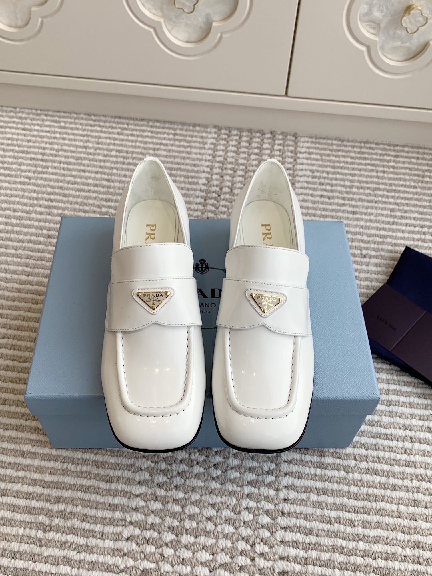 NO:239036,Purchase grade Prada new triangle heel loafers This exquisite shiny leather loafers are made of simple silhouettes, decorated with classic details and embellished with a unique metal triangle logo. Material and craftsmanship. Imported beaded cowhide on the upper, super soft sheepskin lining, genuine leather injection molded outsole size35-39 (customized on 40/41), loafers, prada, prada, loafers, cowhide, sheepskin19860909代购级 Prada普拉达新款三角标粗跟乐福鞋 这款精致的亮面皮革乐福鞋采用简约的廓形,饰以经典细节,点缀以别致的金属三角形徽标. 材质与工艺 鞋面进口开边珠牛皮 超软羊皮内里 真皮注塑大底 size35-39（40/41定做）,乐福鞋,prada,prada,loafers,cowhide,sheepskin,Women's Shoes