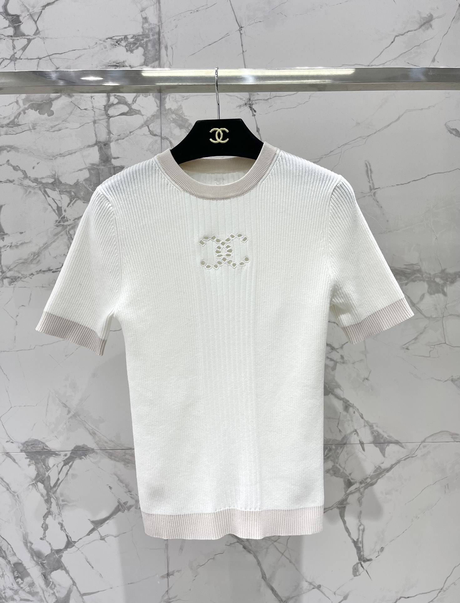 NO:315278,* Xiaoxiang's new color-blocking slim vertical strip hollow knitted short sleeves. The color-blocking design is simply a work of art that collided with colors!  The clever fusion of multiple colors, the rainbow in spring brings endless vitality and hope. The slim tailoring perfectly fits your body and shows the softness and curves of women. The vertical strip design cleverly lengthens the body proportions, allowing you to instantly have a model-like figure!  Hollow knitting is the finishing touch of this short-sleeved sleeve!  The delicate hollow pattern vaguely reveals the texture of the skin, adding a bit of sexy and elegant.19860909* 小香早春新款拼色修身竖条镂空针织短袖 拼色设计,简直就是色彩碰撞的艺术品！ 多种颜色的巧妙融合,春日里的彩虹,给人带来无尽的活力与希望. 修身剪裁,完美贴合你的身形,展现出女性的柔美与曲线.竖条设计,更是巧妙地拉长了身材比例,让你瞬间拥有模特般的身材！ 镂空针织,是这款短袖的点睛之笔！细腻的镂空图案,隐约透露出肌肤的质感,增添了几分性感与优雅 码数,,T-shirt,alexander wang,Women's clothing