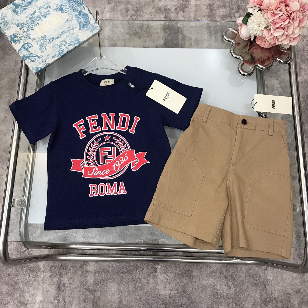 NO:210503,[Spot shipment] FEND* Limited series Pure cotton short sleeve embroidered oblique cotton shorts Pure cotton texture Soft and delicate exquisite style Original 1:1 gram weight 240G is created~ The chest is matched with the iconic double FF printing design Diagonal cotton shorts with the rear pocket embroidered double FF show elegance and handsomeness Soft and comfortable, skin-friendly and not tied, excellent upper body effect, color navy blue Apricot size--120-130-140-150 [CM] Counter packaging 70, clothes, fendi, shorts, T-shirt,19860909【现货发】   FEND* 限定系列 纯棉短袖刺绣斜织棉短裤 纯棉质地 柔软细腻 精致款 原版1:1打造 克重240G打造～胸前搭配标志性双FF印花设计 斜织纯棉短裤搭配后口袋刺绣双FF 尽显优雅跟帅气 柔顺舒适 亲肤不扎 上身效果极好 颜色藏蓝色 杏色  size尺码--120-130-140-150【CM】 专柜包装70,衣服,fendi,shorts,T-shirt,,Children's